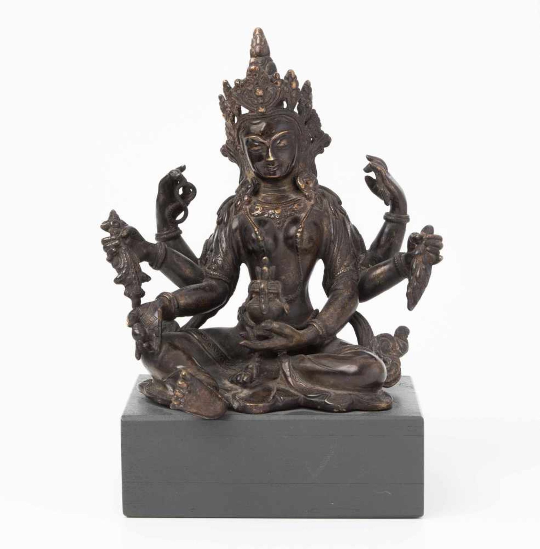 Figur der VasudharaNepal, 19./20.Jh. Bronze, dunkel brüniert. Die Göttin des Wohlstands ist