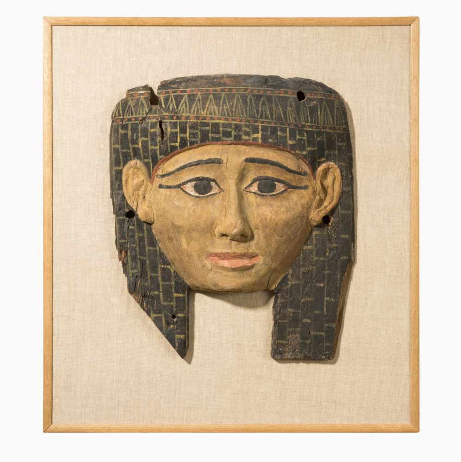 SarkophagmaskeAegypten, Spätzeit, 664–525 v.C. Holz, polychrom bemalt. Maske mit stilisiertem aber