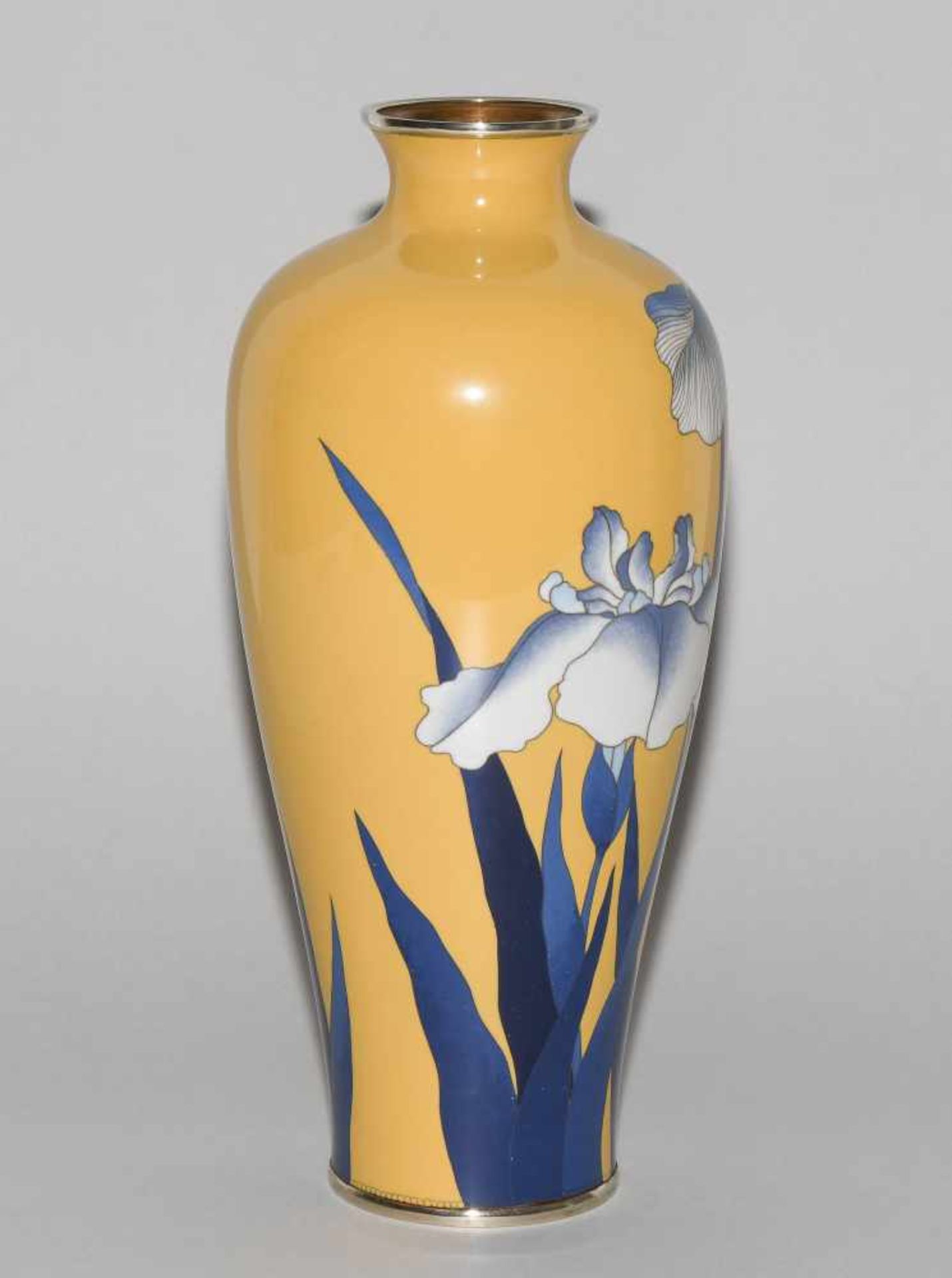 Cloisonné VaseJapan, späte Meiji-Zeit. Schwertlilien in Blau und Weiss auf gelbem Fond. H 30,5 cm. - Bild 5 aus 10