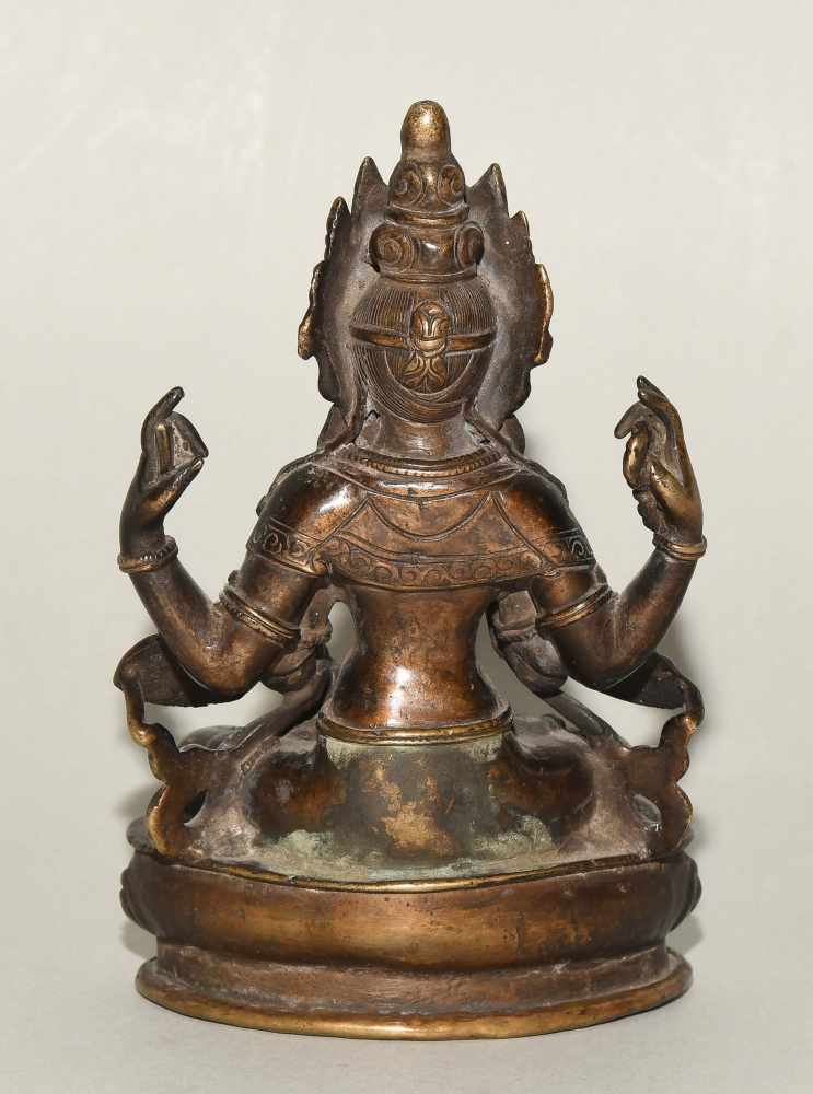 Vierarmiger BodhisattvaNepal, 19./20.Jh. Bronze. Auf Lotossockel sitzender vierarmiger - Image 4 of 7