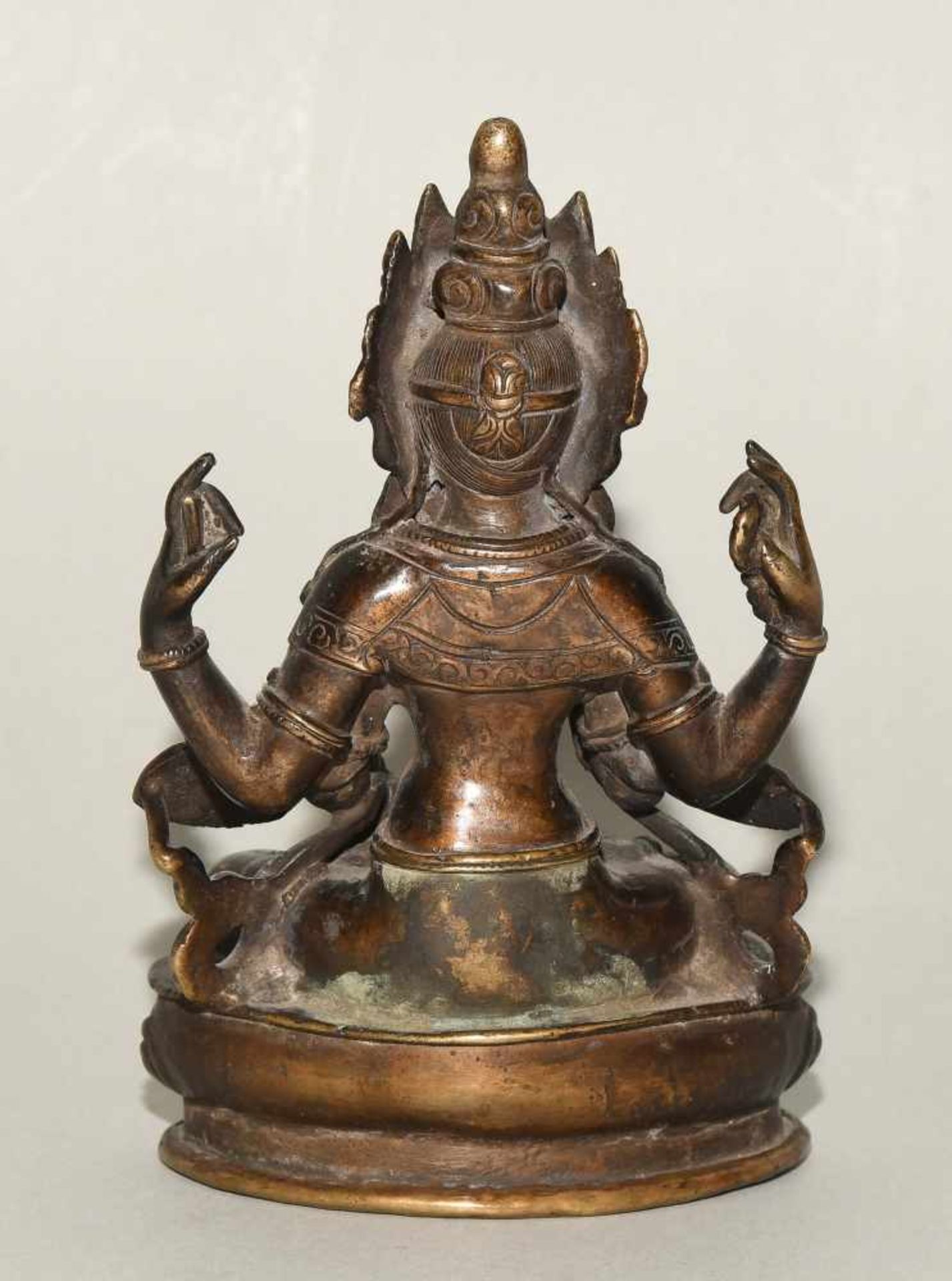 Vierarmiger BodhisattvaNepal, 19./20.Jh. Bronze. Auf Lotossockel sitzender vierarmiger - Bild 4 aus 7