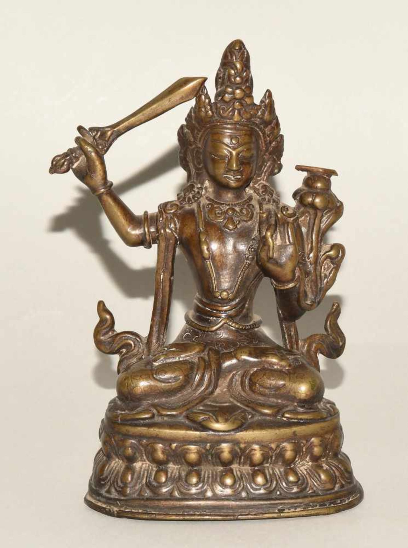 ManjushriNepal. Bronze. Auf doppeltem Lotossockel in padmasana sitzender Manjushri, seine rechte - Bild 2 aus 7