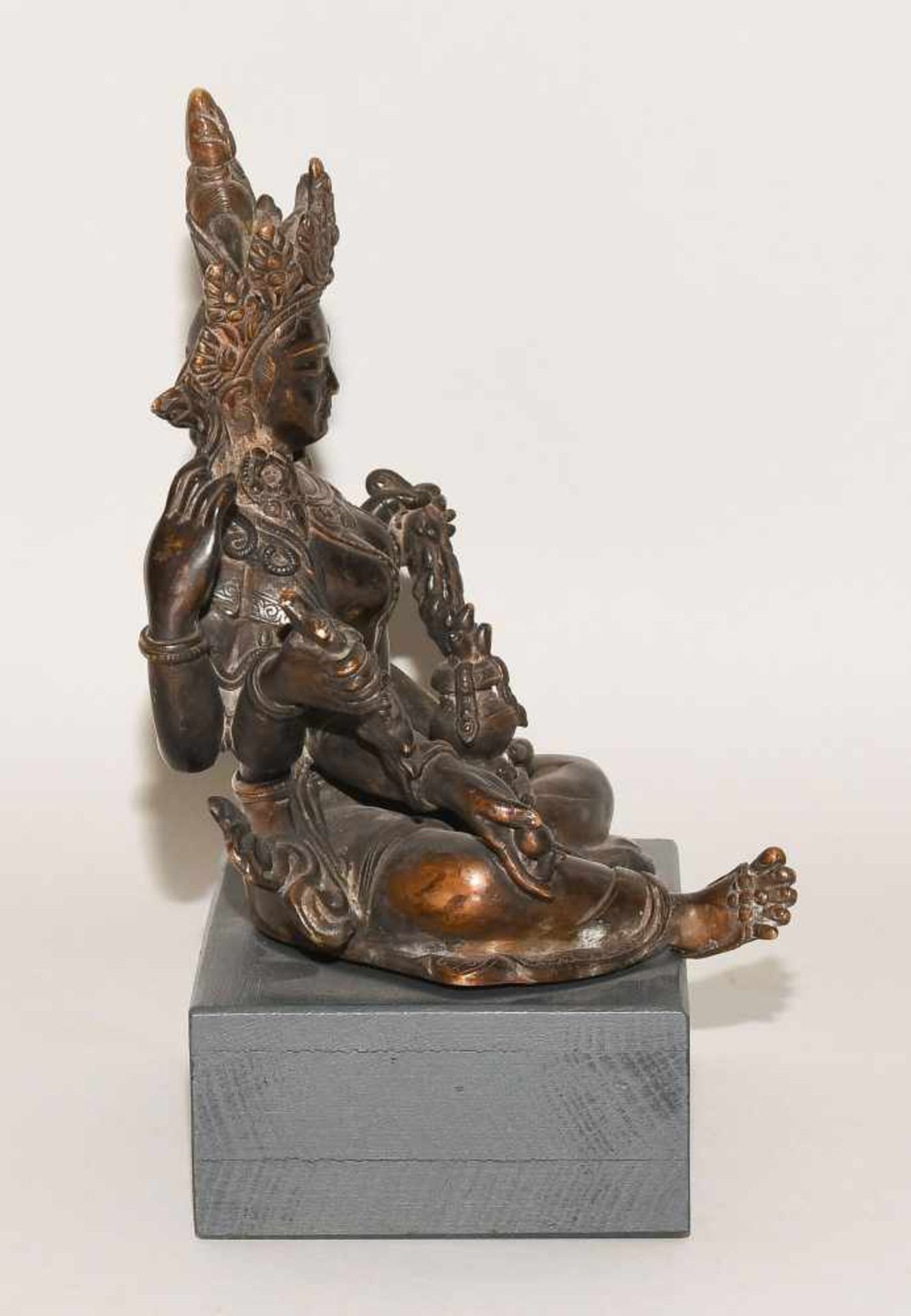 Figur der VasudharaNepal, 19./20.Jh. Bronze, dunkel brüniert. Die Göttin des Wohlstands ist - Bild 5 aus 8