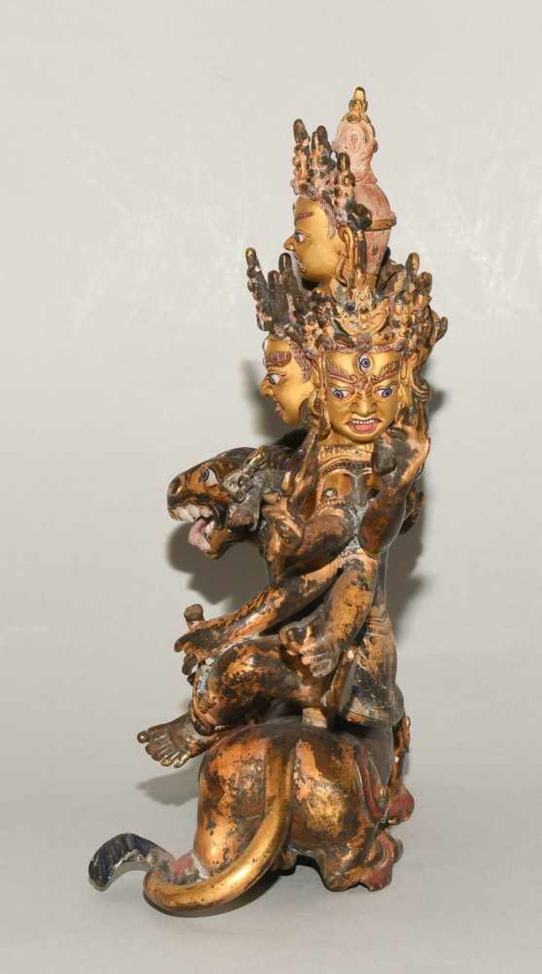 Figur des VajrabhairavaTibet. Bronze, feuervergoldet. Gesichter und Haar kaltbemalt. Zweiteilig. - Bild 3 aus 9