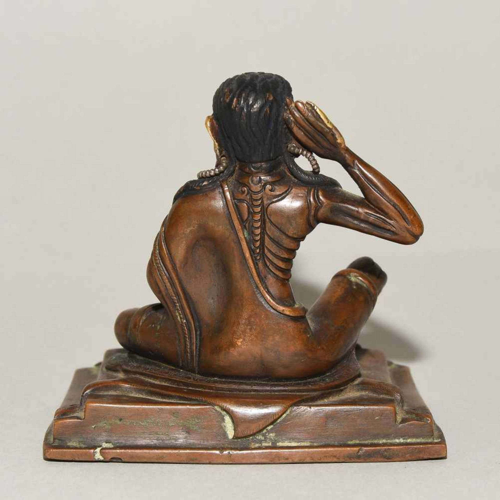 Figur des MilarepaNepal, 20.Jh. Bronze, teilvergoldet. Figur des Gurus Milarepa in seiner - Bild 4 aus 7