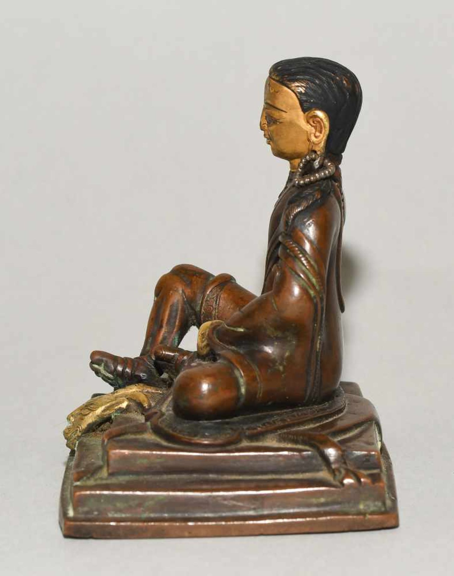 Figur des MilarepaNepal, 20.Jh. Bronze, teilvergoldet. Figur des Gurus Milarepa in seiner - Bild 3 aus 7