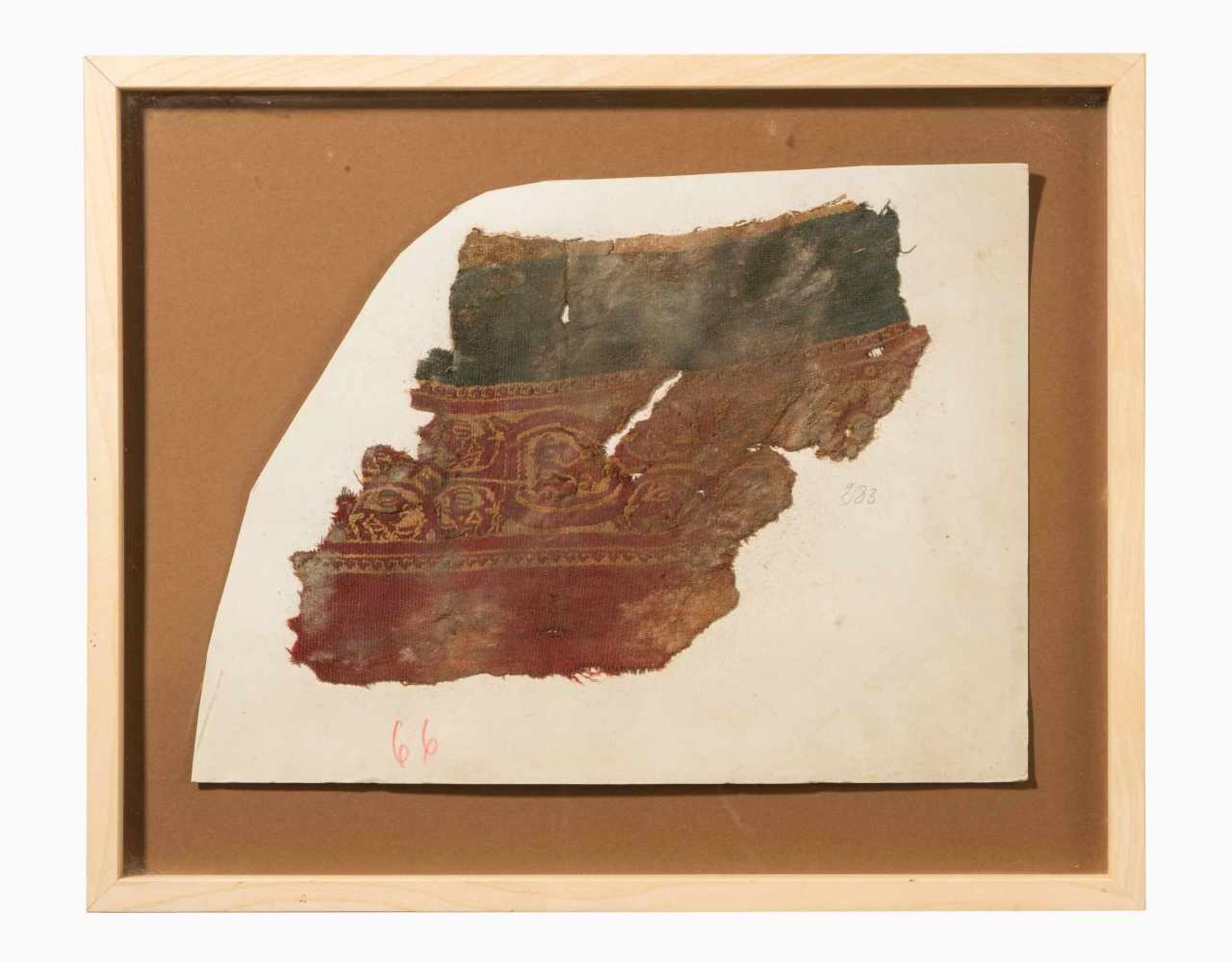 5 Koptische TextilfragmenteAegypten, 3.–5.Jh. n.C. Fünf polychrome Fragmente von Zierstreifen und - Bild 3 aus 5