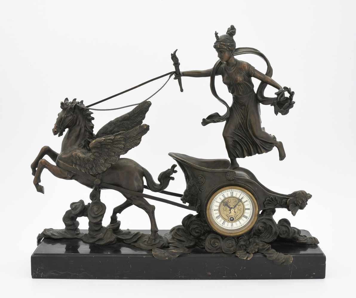 KaminuhrWohl Frankreich, um 1900. Pegasus mit Kutsche und Dame aus Bronze auf Onyxsockel. Sockel