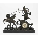 KaminuhrWohl Frankreich, um 1900. Pegasus mit Kutsche und Dame aus Bronze auf Onyxsockel. Sockel