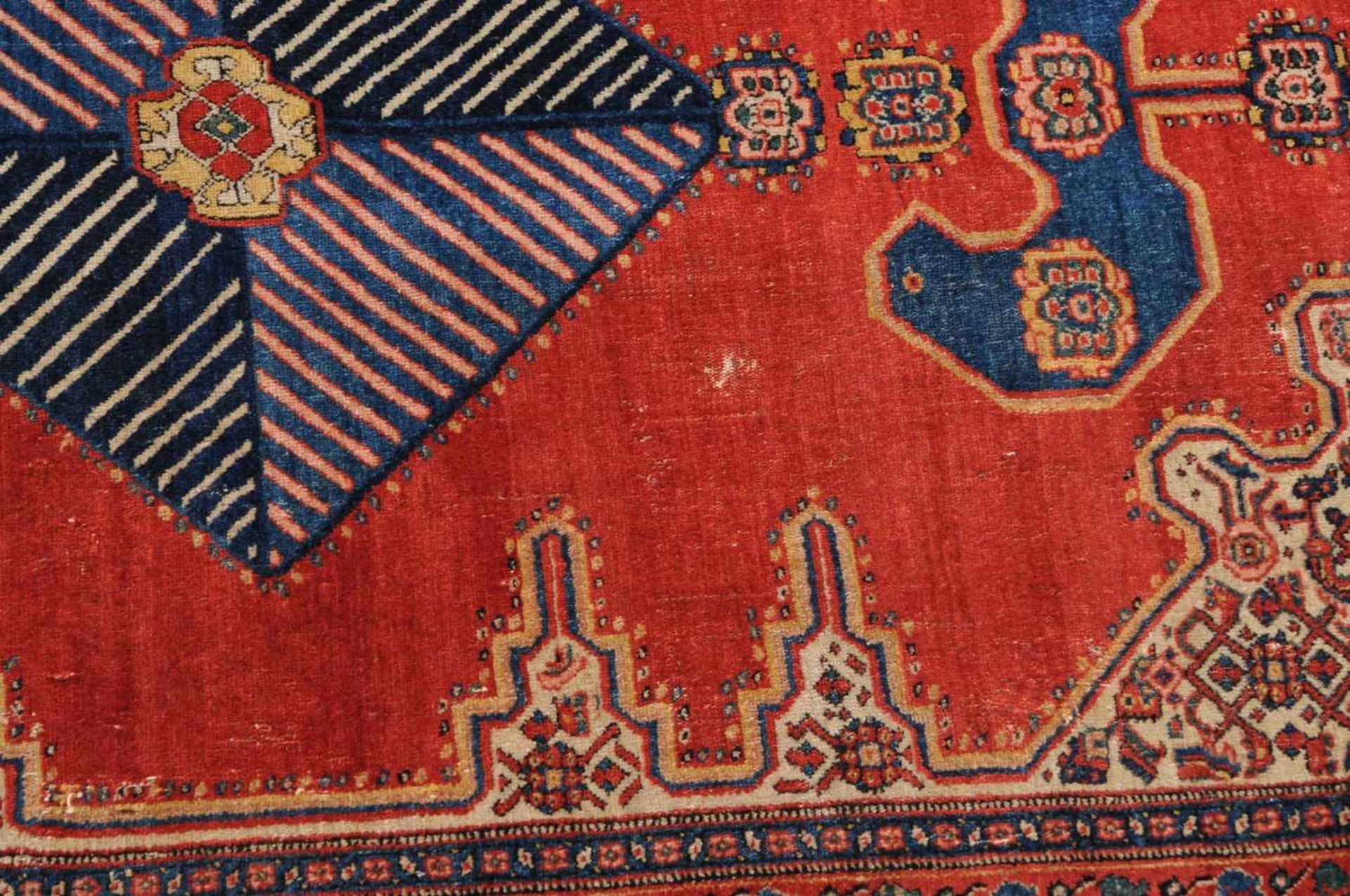 SenneW-Persien, um 1910. Im ruhigen ziegelroten Feld figuriert eine elegant angelegte blaue - Bild 11 aus 11