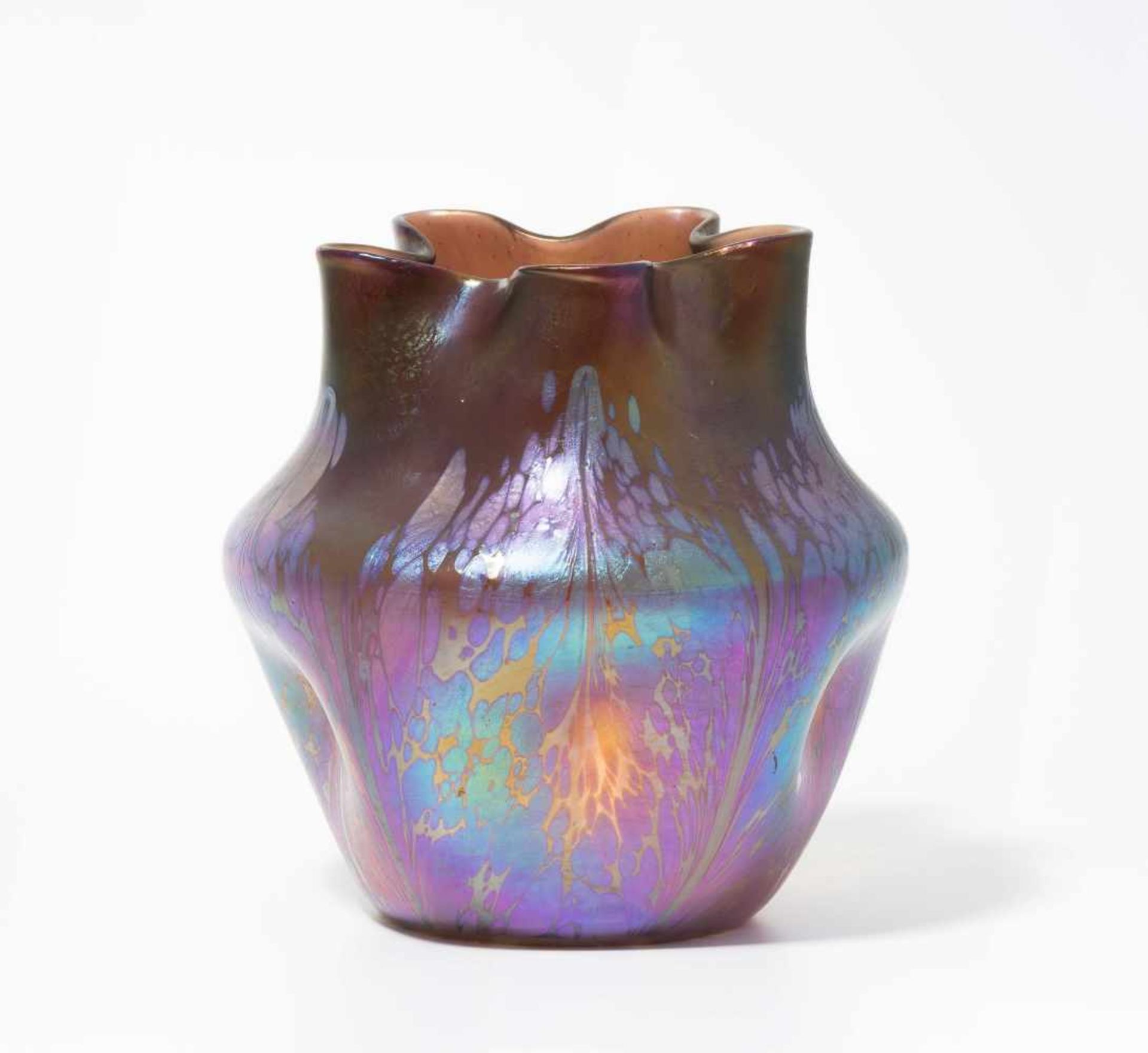 Lötz WitweKlostermühle, um 1902. Vase. Medici, Grund violett verlaufend, mit zu Zungen verzogenen