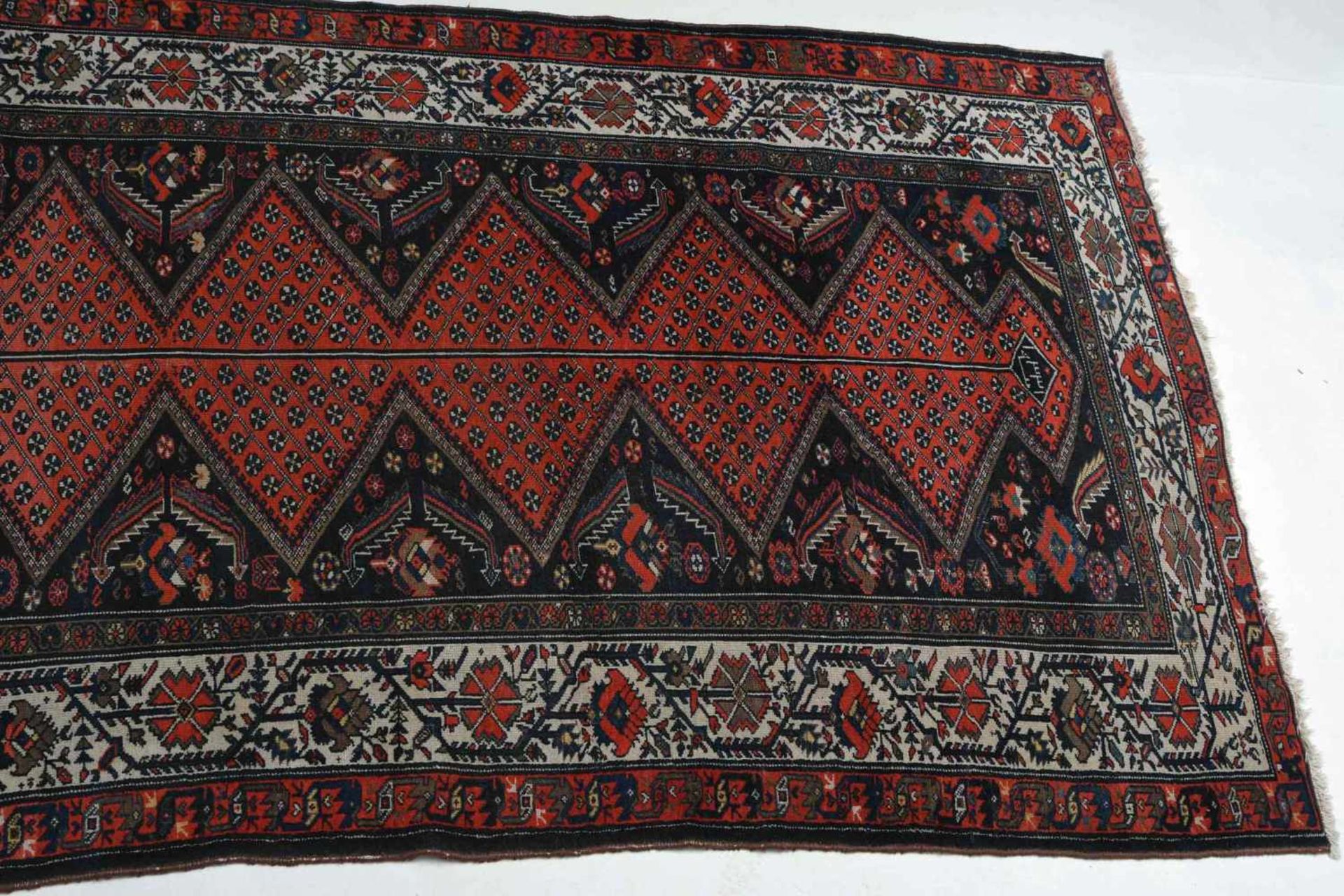MalayerZ-Persien, datiert mit "1331" = 1913. Im orange-roten Mittelfeld ruht ein rautenförmig - Bild 6 aus 12