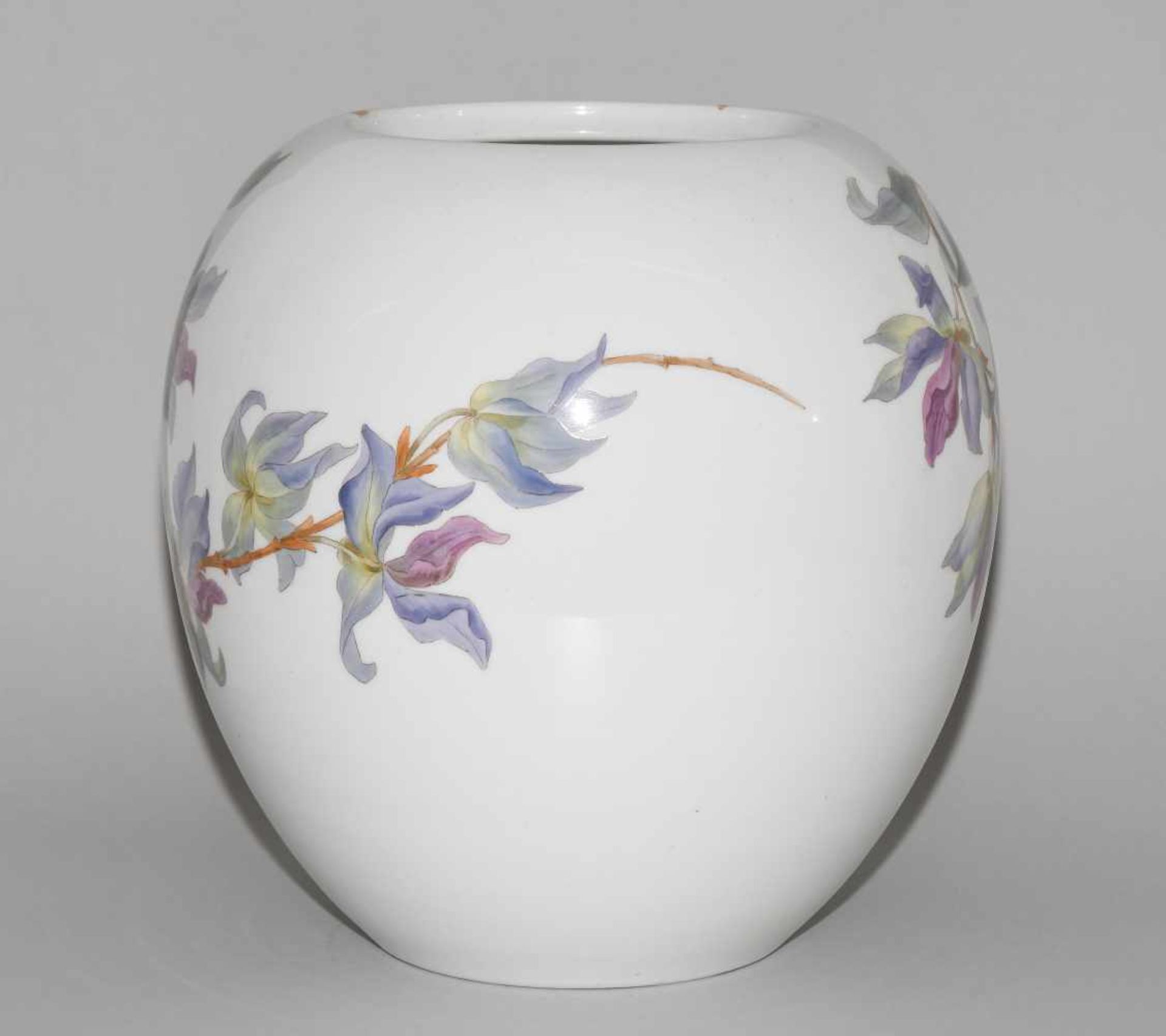 St. PetersburgDatiert 1903. Grosse Vase. Porzellan, Blütenzweige in konturierter, polychromer - Bild 7 aus 12