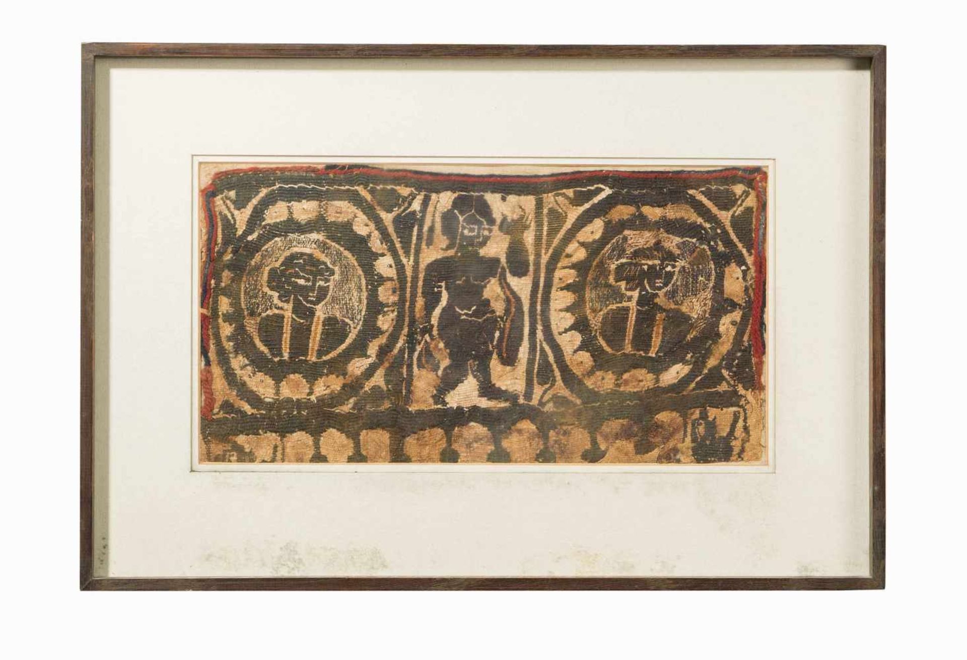 2 Koptische TextilfragmenteAegypten, 3.–5.Jh. n.C. Rechteckiges Textilfragment in dunkelbraun und - Bild 2 aus 3