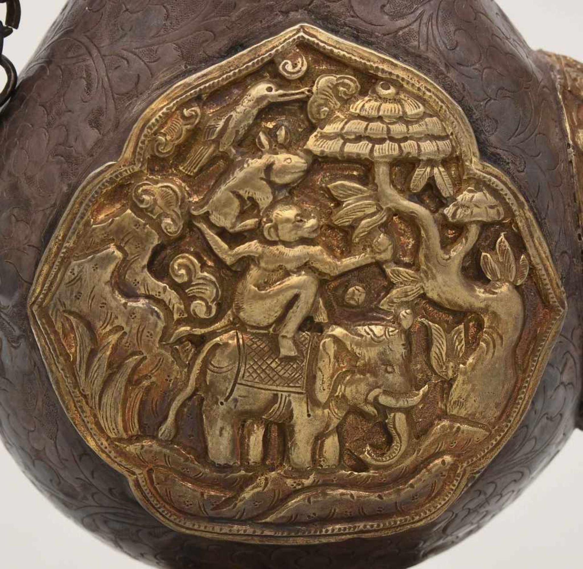 RitualkännchenTibet, 19.Jh. Silber, mit vergoldeten Partien. Birnenförmiger Körper auf Lotosfuss, - Bild 3 aus 11