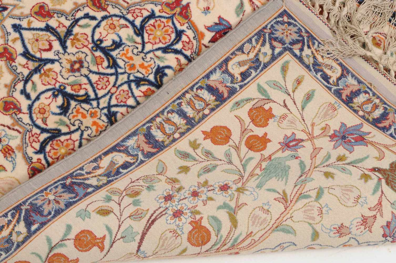 IsfahanZ-Persien, um 1960. Kette aus Seide, Flormaterial feine Korkwolle. Auf beigem Grund figuriert - Image 6 of 6