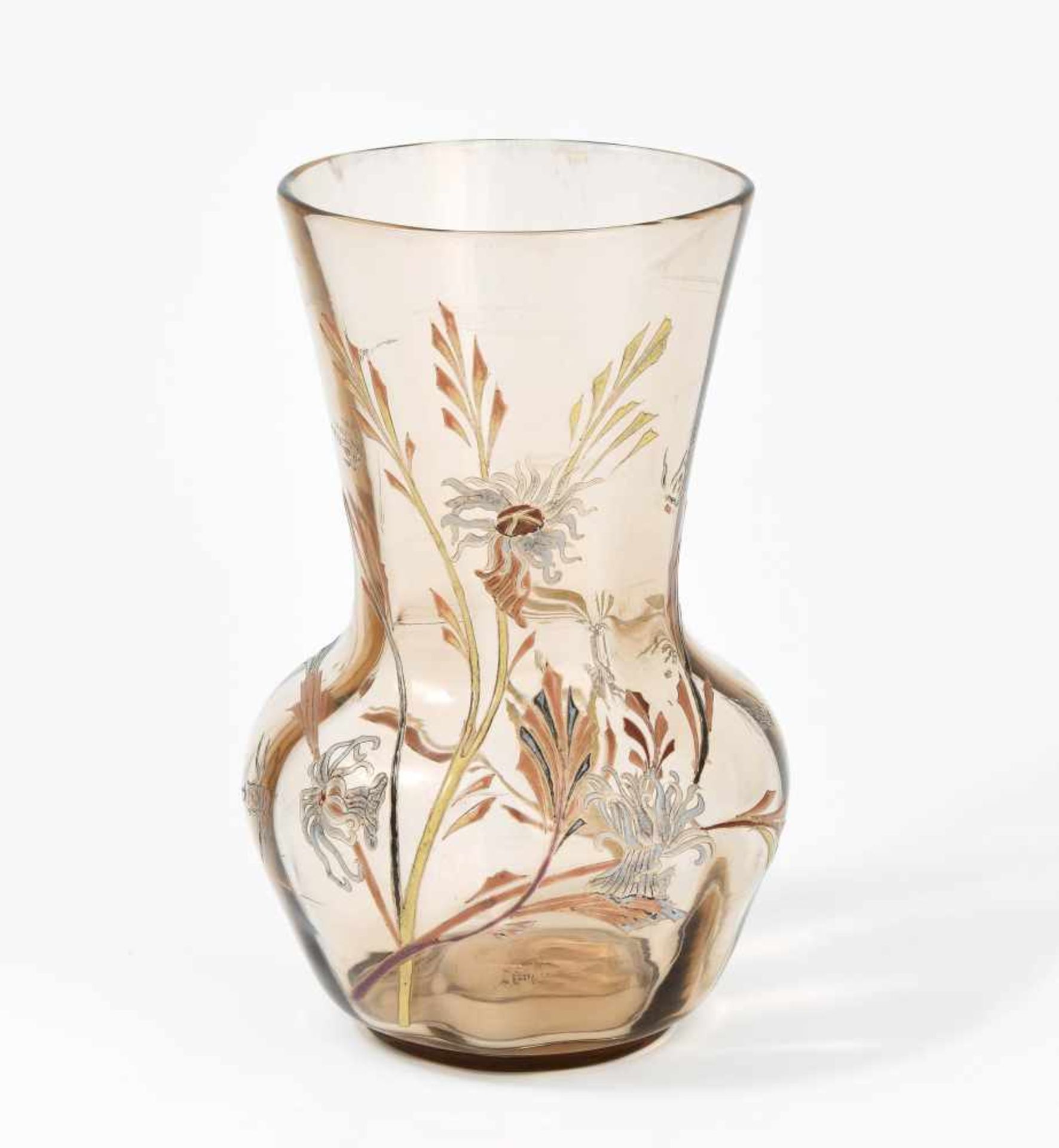 Emile GalléNancy, um 1900. Vase. Braun getöntes, optisches Glas, floraler Dekor in Emailmalerei.