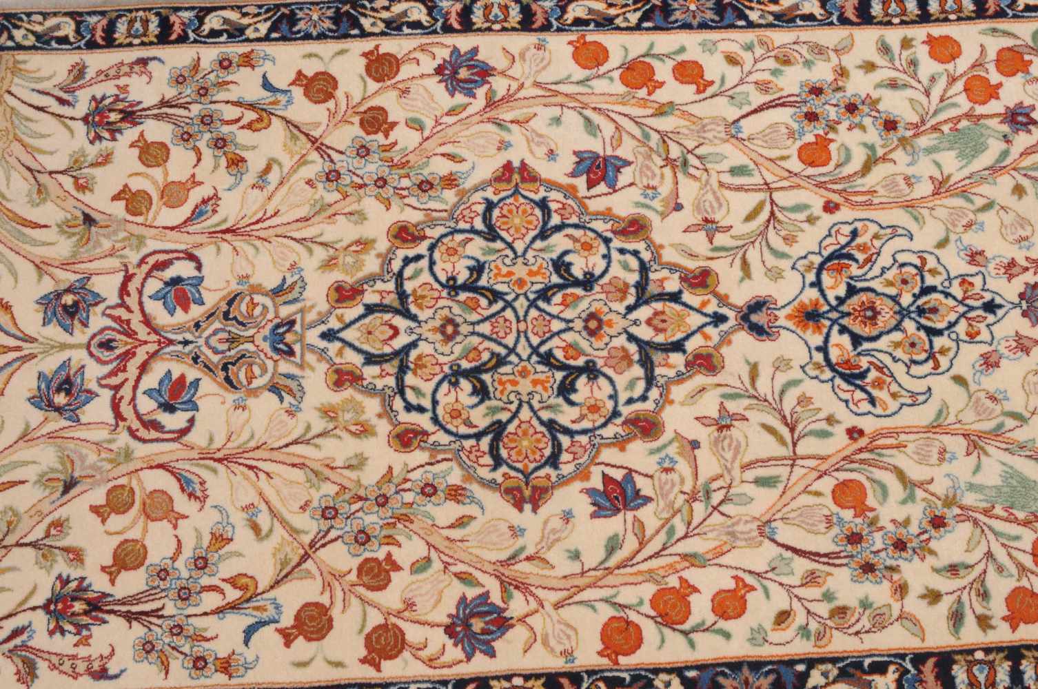 IsfahanZ-Persien, um 1960. Kette aus Seide, Flormaterial feine Korkwolle. Auf beigem Grund figuriert - Image 3 of 6