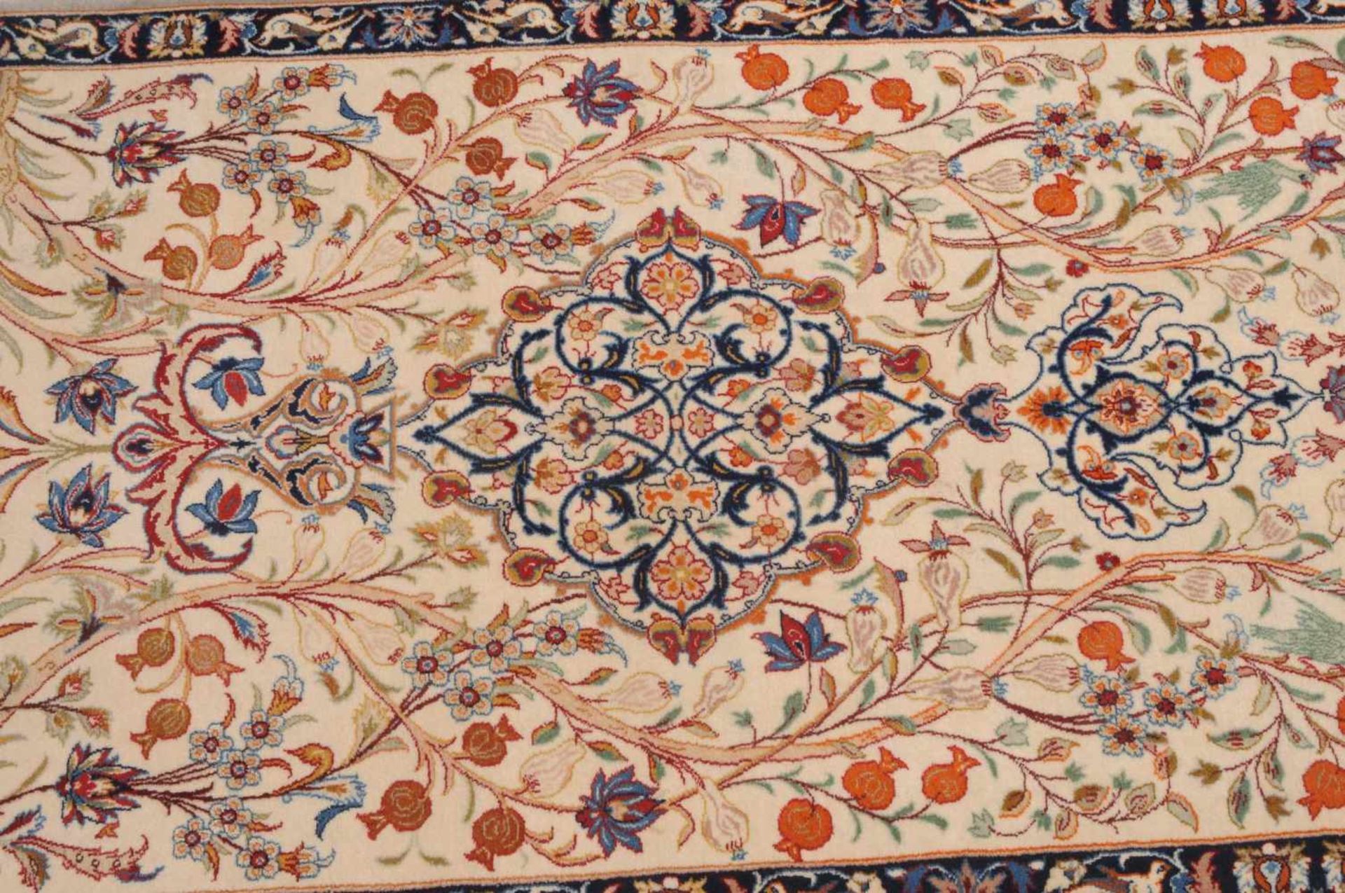 IsfahanZ-Persien, um 1960. Kette aus Seide, Flormaterial feine Korkwolle. Auf beigem Grund figuriert - Bild 3 aus 6
