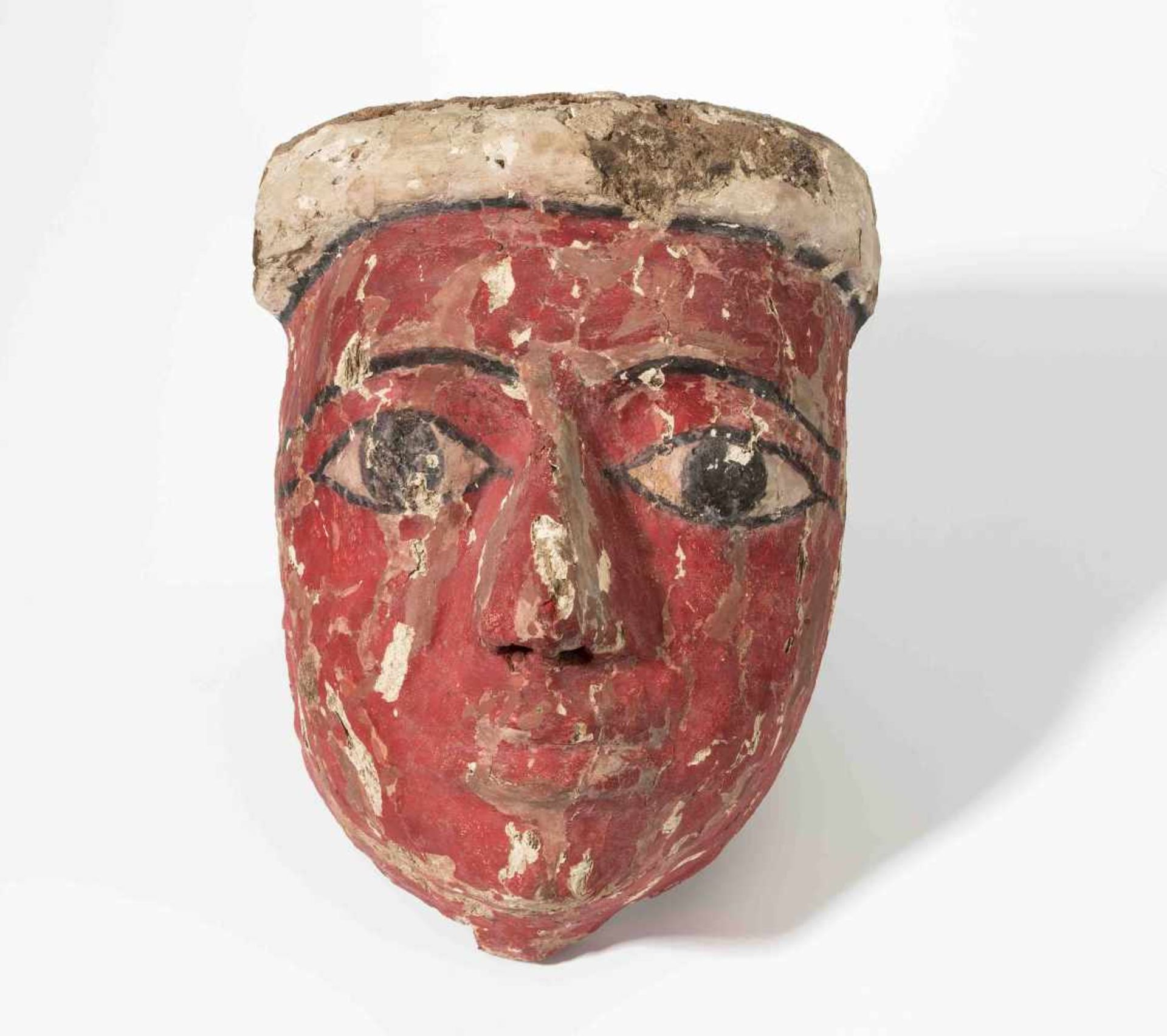 SargmaskeAegypten, Spätzeit, um 664–332 v.C. Holz, stuckiert und bemalt. Maske mit rot bemaltem