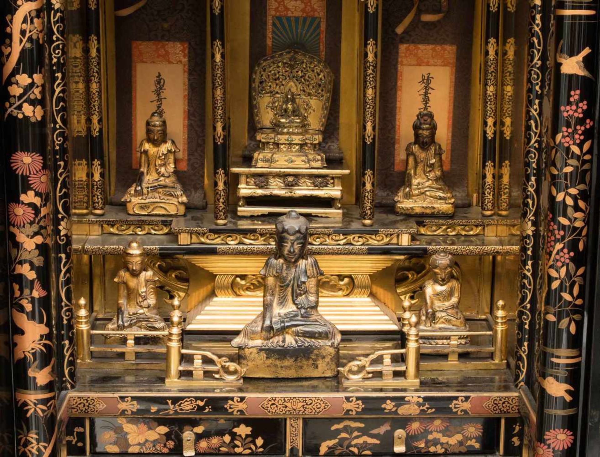 Buddhistischer Hausaltar (Butsudan)Japan, 20.Jh. Holz, schwarz lackiert und vergoldet. Frontal mit - Bild 2 aus 6