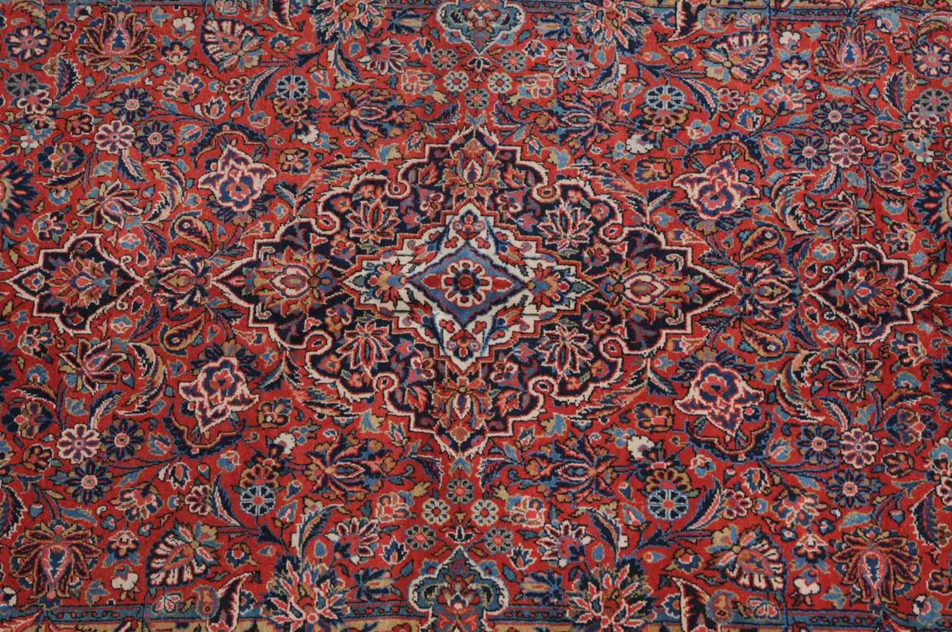 GhasvinZ-Persien, um 1910. Feine Knüpfung. Filigranes florales Werk. Im roten Innenfeld liegt ein - Bild 4 aus 9