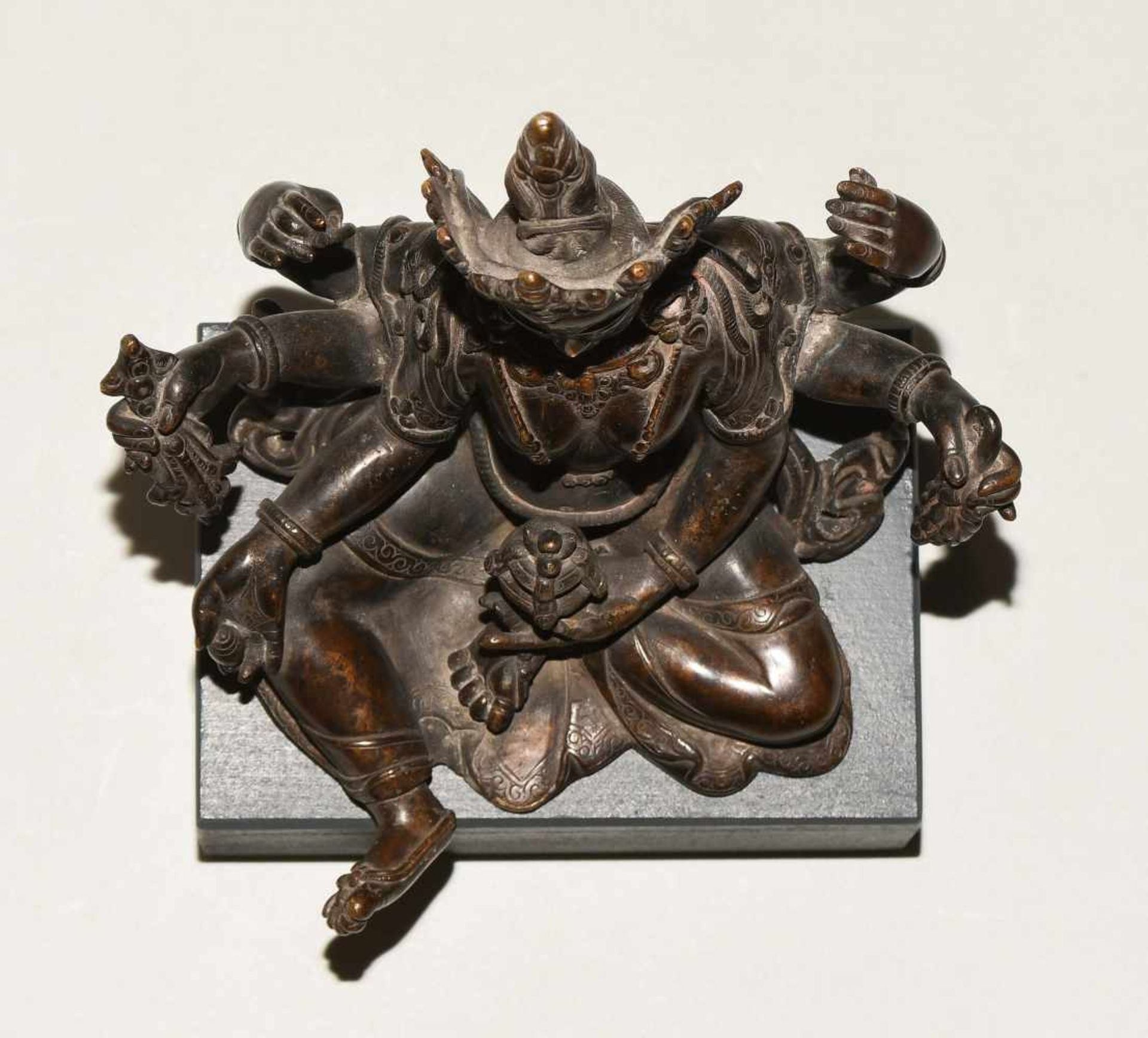 Figur der VasudharaNepal, 19./20.Jh. Bronze, dunkel brüniert. Die Göttin des Wohlstands ist - Bild 6 aus 8