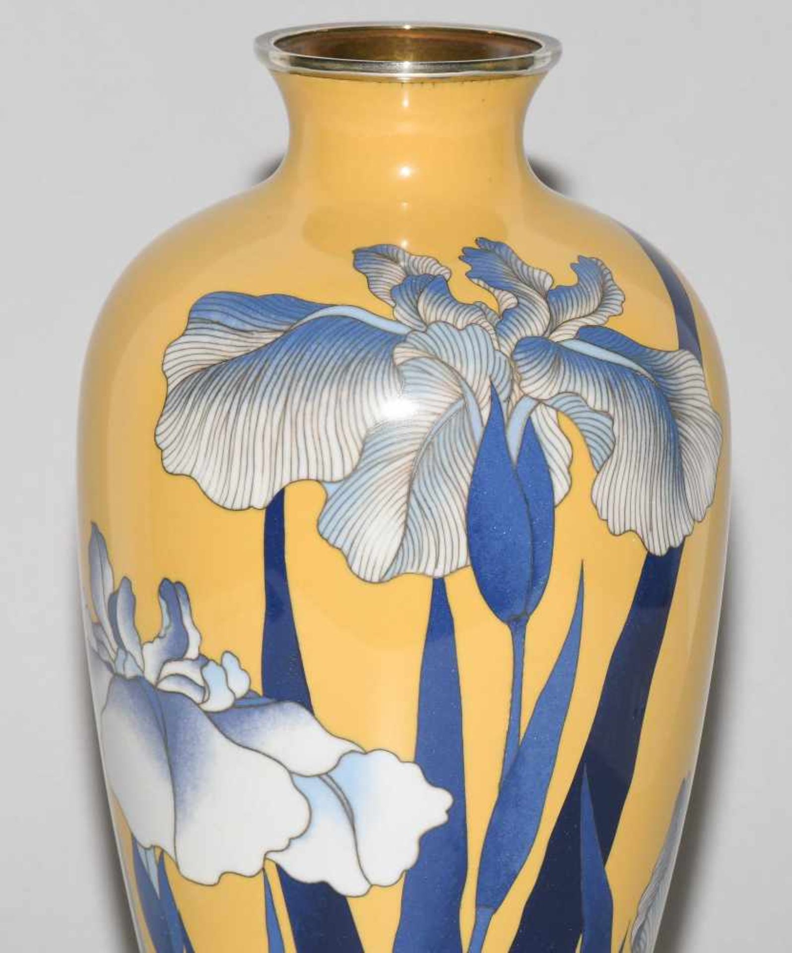 Cloisonné VaseJapan, späte Meiji-Zeit. Schwertlilien in Blau und Weiss auf gelbem Fond. H 30,5 cm. - Bild 8 aus 10