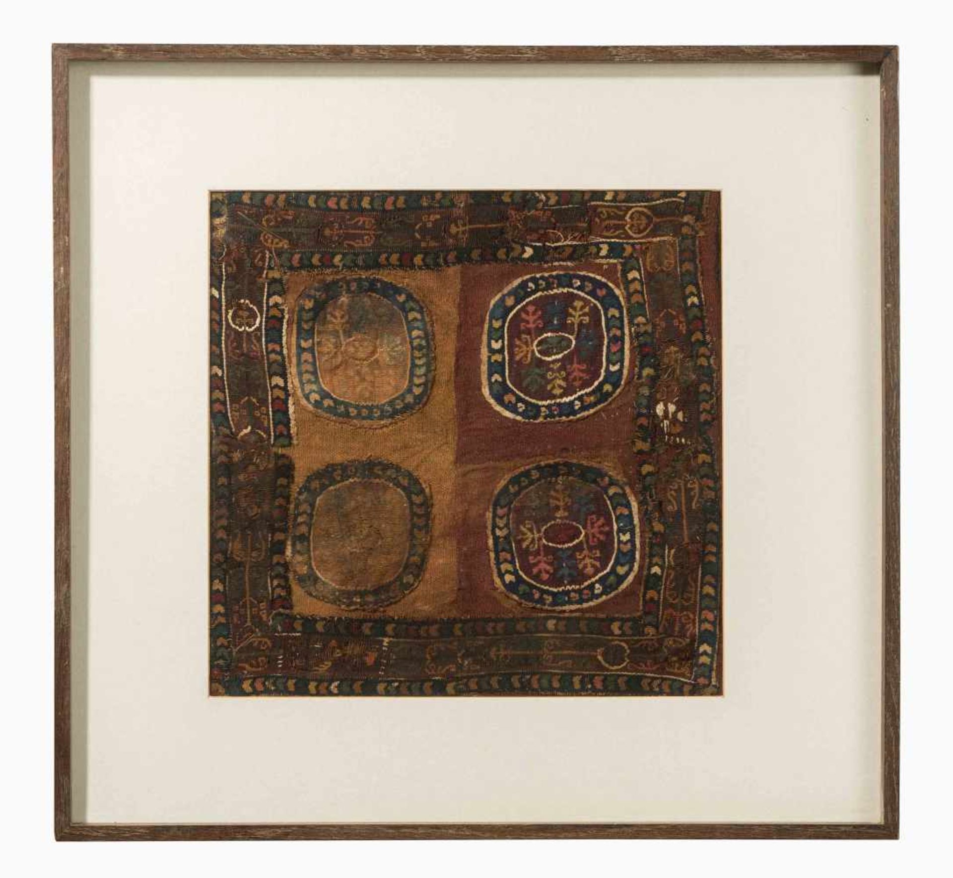 2 Koptische TextilfragmenteAegypten, 3.–5.Jh. n.C. Polychromes Gewebe. Quadratischer Ziereinsatz mit - Bild 2 aus 3