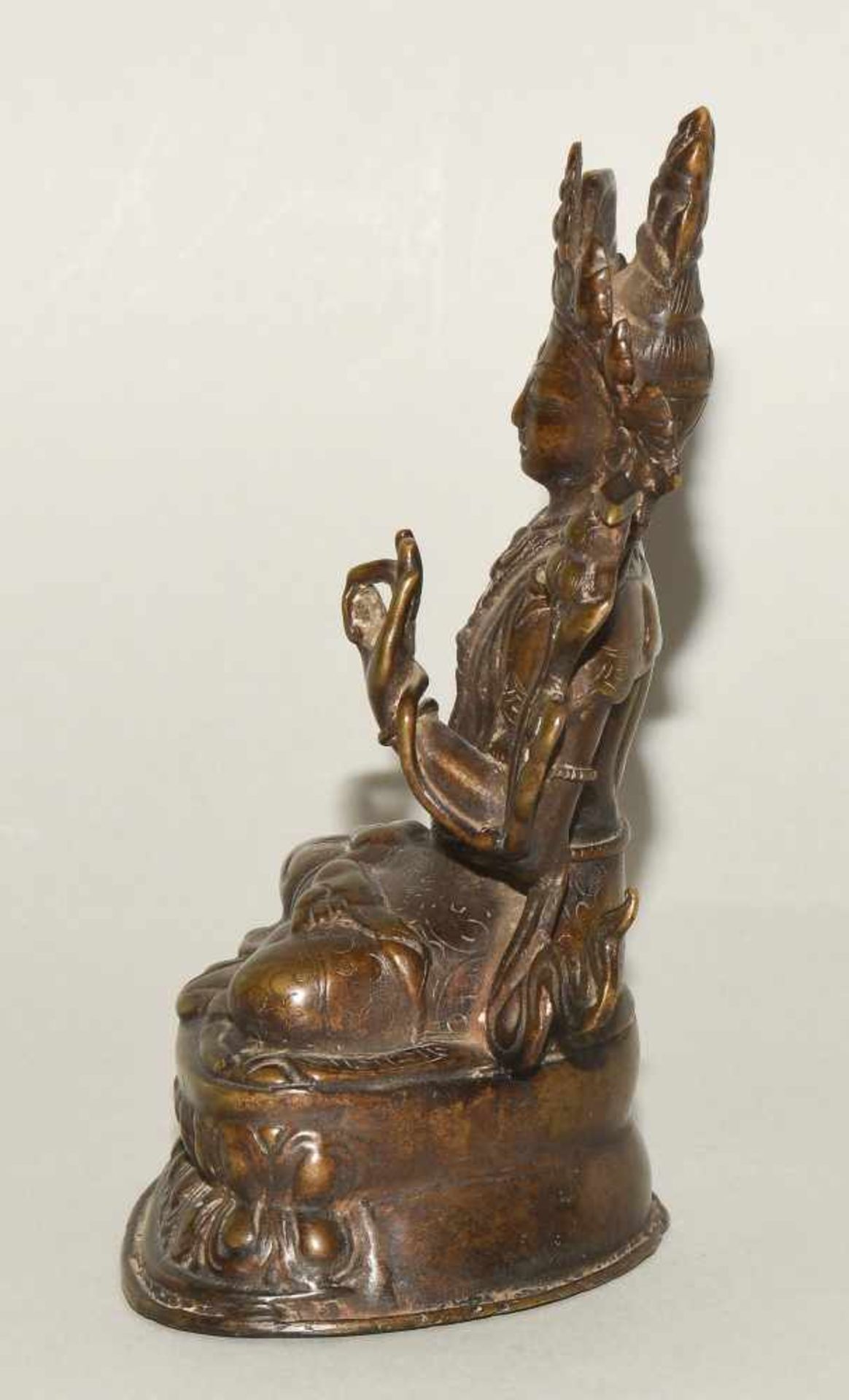 ManjushriNepal. Bronze. Auf doppeltem Lotossockel in padmasana sitzender Manjushri, seine rechte - Bild 3 aus 7