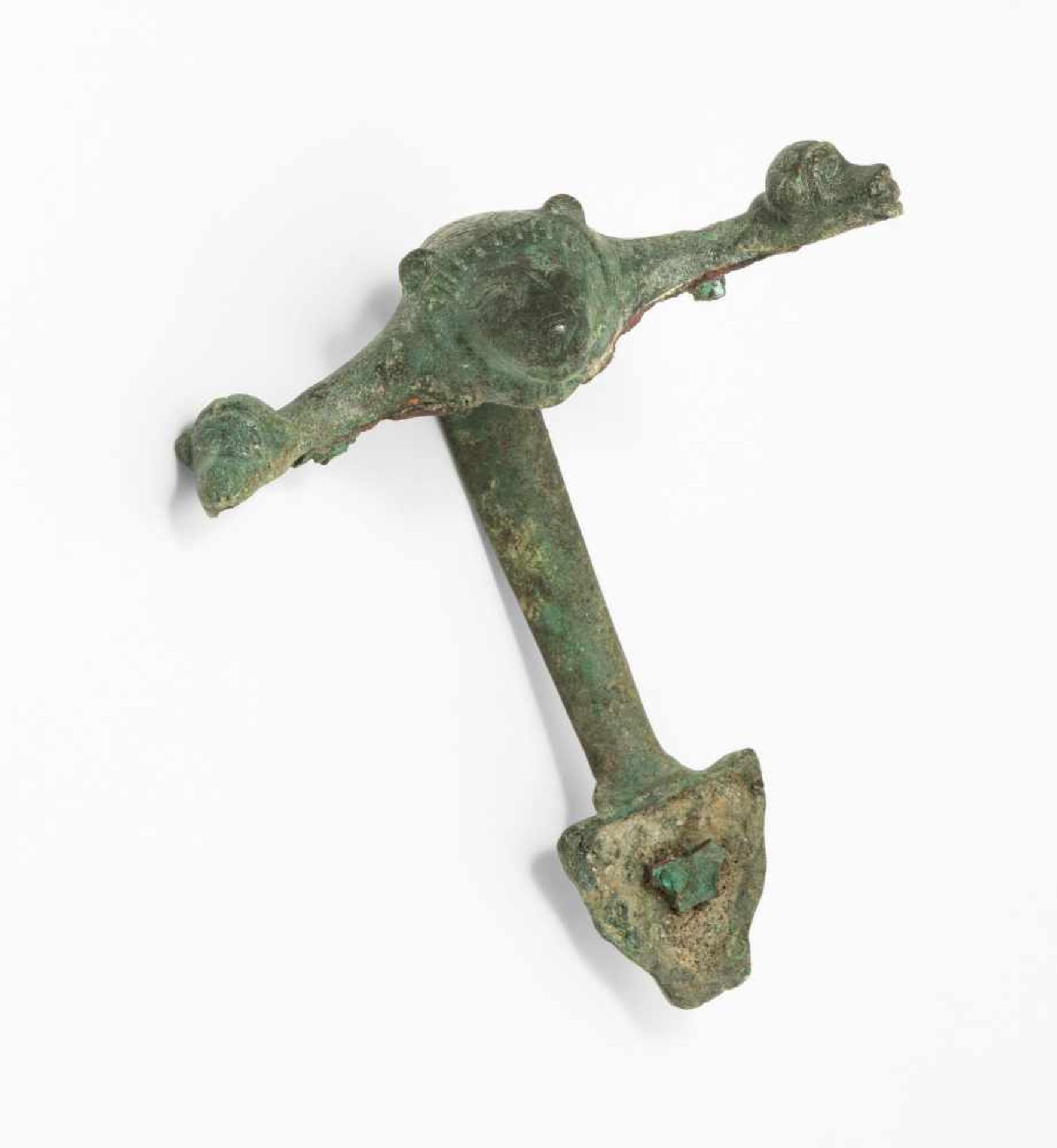 BronzegriffEtruskisch, um 500 v.C. Bronze. Henkel einer Oinochoe. Oberteil mit Löwenkopf, die beiden