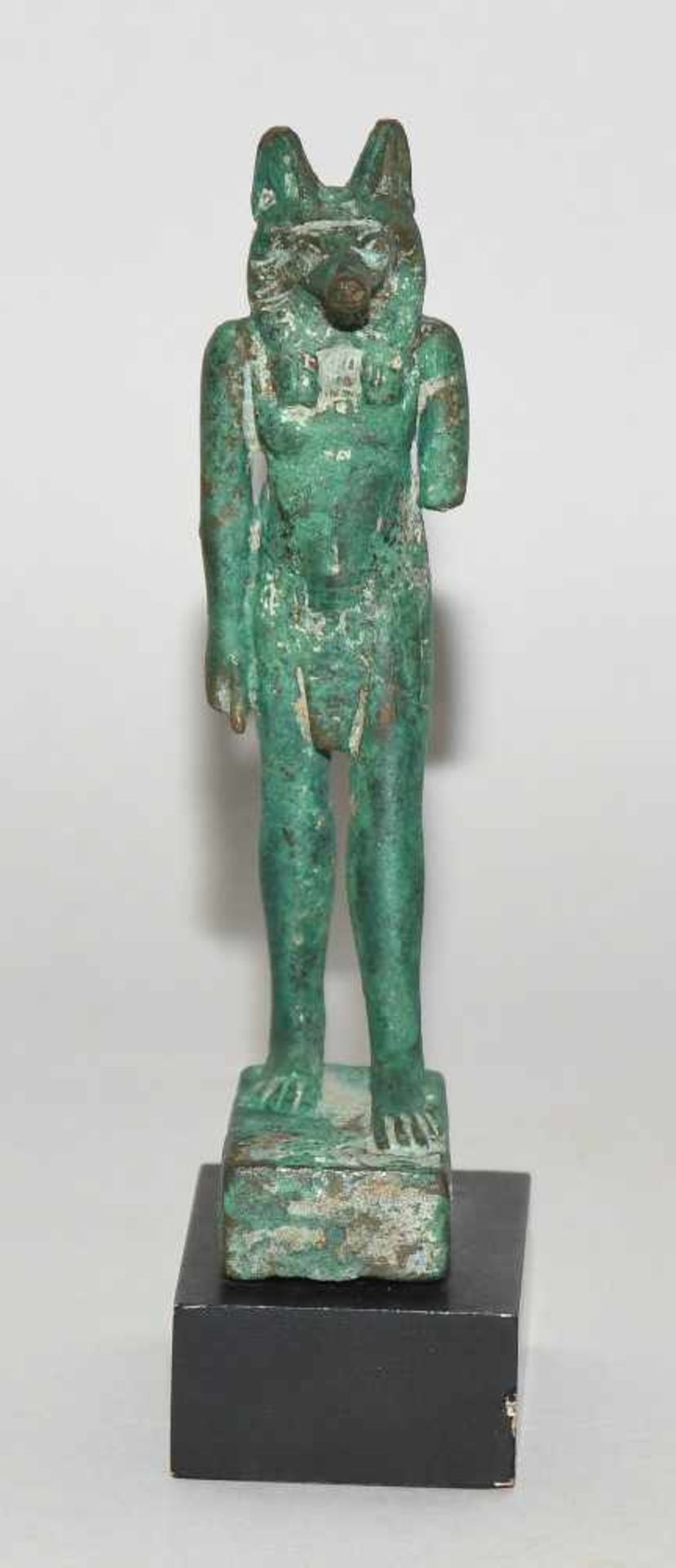 Anubis-StatuetteAegypten, Spätzeit. Bronze. Statuette des stehenden Anubis, Schutzherr der - Bild 2 aus 6