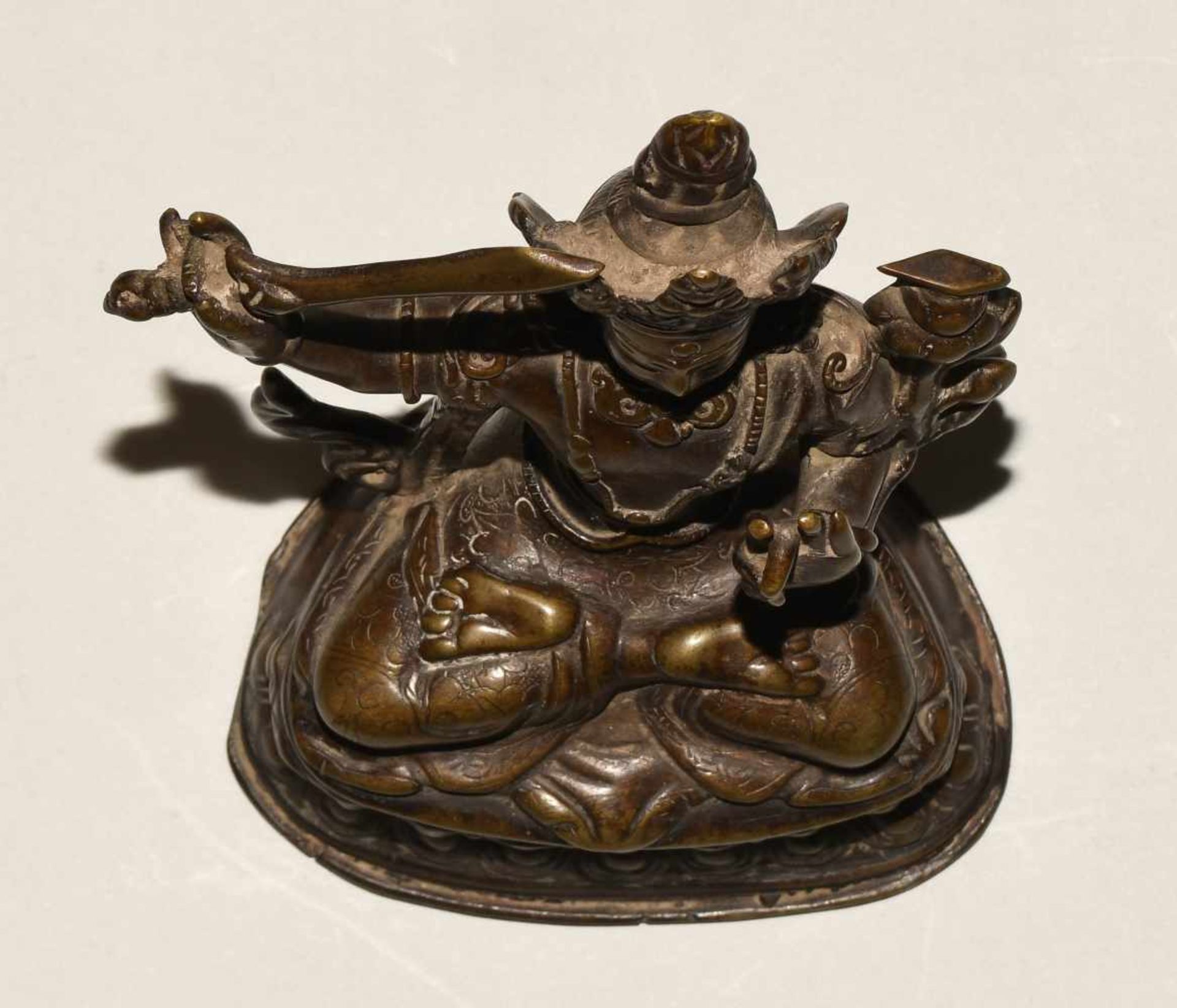 ManjushriNepal. Bronze. Auf doppeltem Lotossockel in padmasana sitzender Manjushri, seine rechte - Bild 6 aus 7