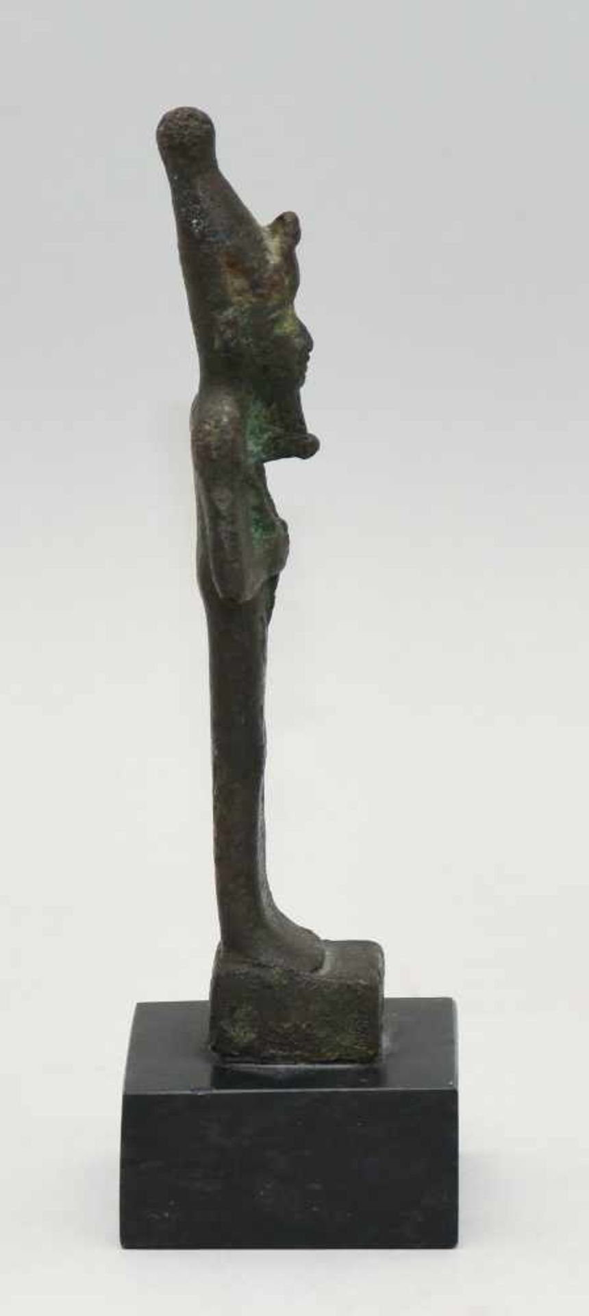 Statuette des OsirisAegypten, Spätzeit, um 600 v.C. Bronzevollguss. Osiris in Mumienform mit - Bild 5 aus 6