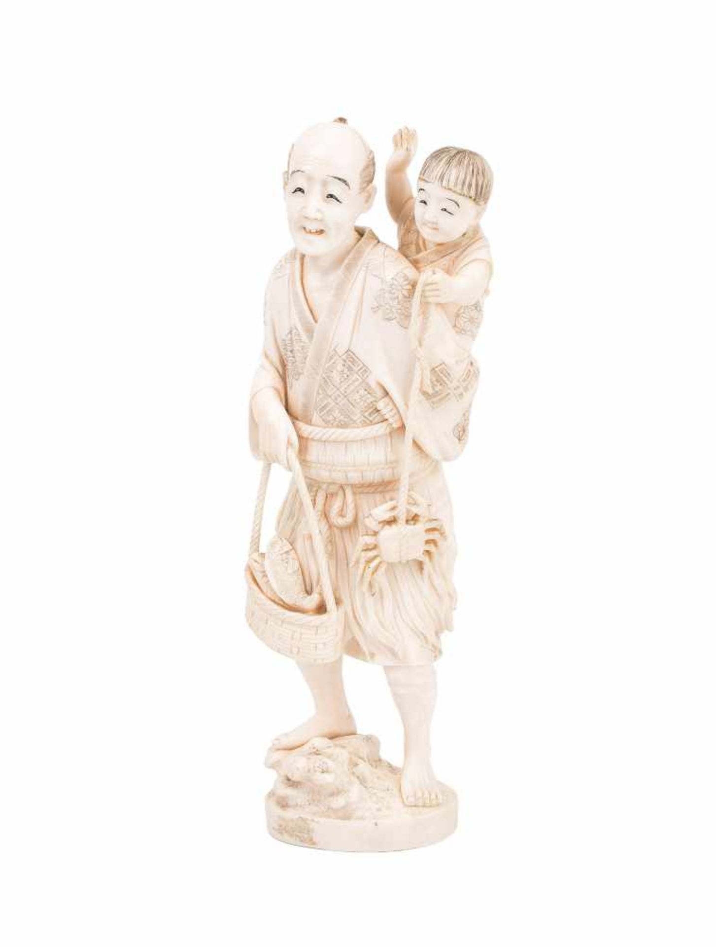 Okimono eines Mannes mit KindJapan, Anfang 20.Jh. Elfenbein. Zufriedener Mann mit gefülltem