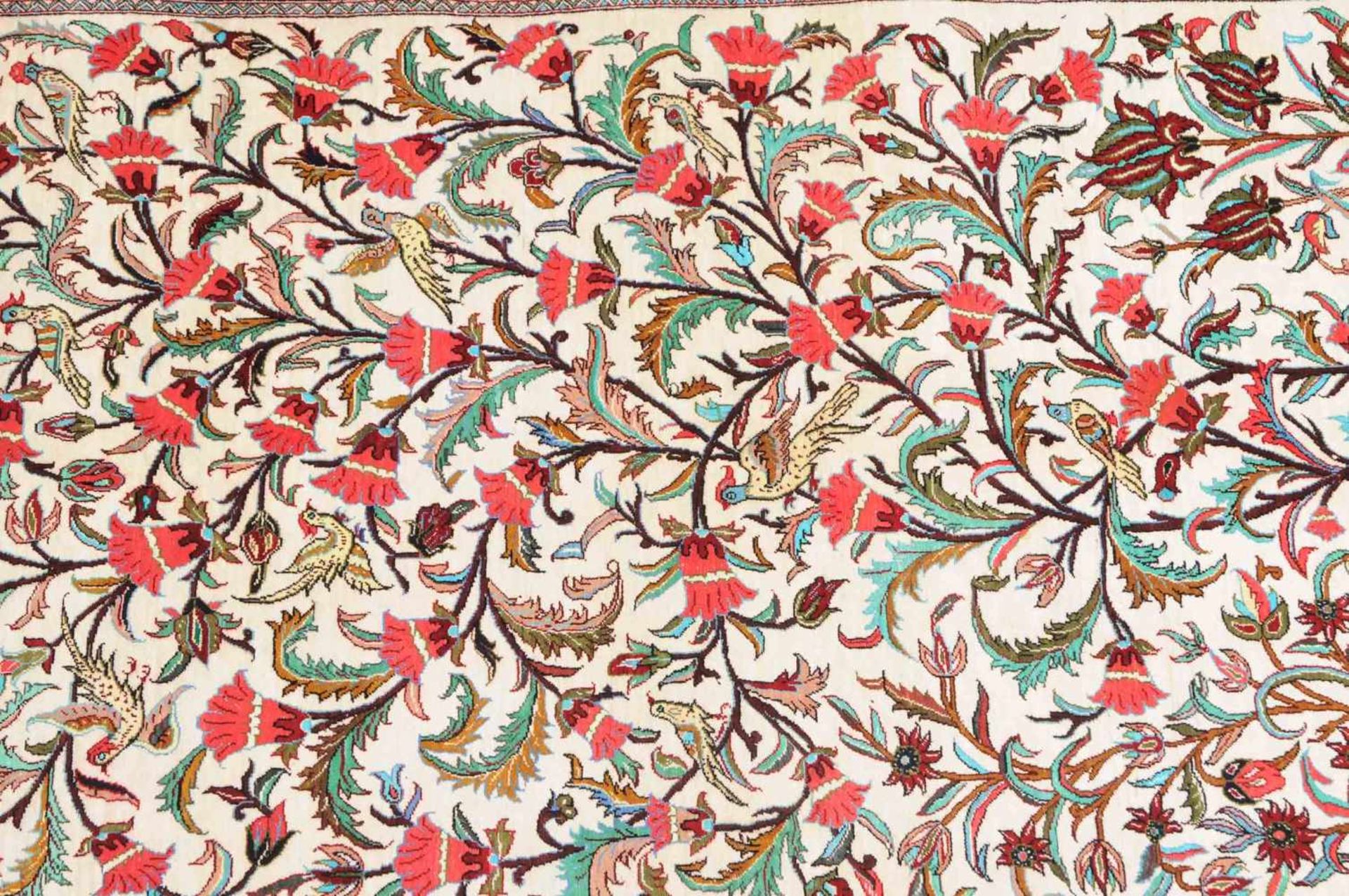 Ghom-SeideZ-Persien, um 1980. Flormaterial reine Seide. Das dekorative beige Mittelfeld ist - Bild 6 aus 9