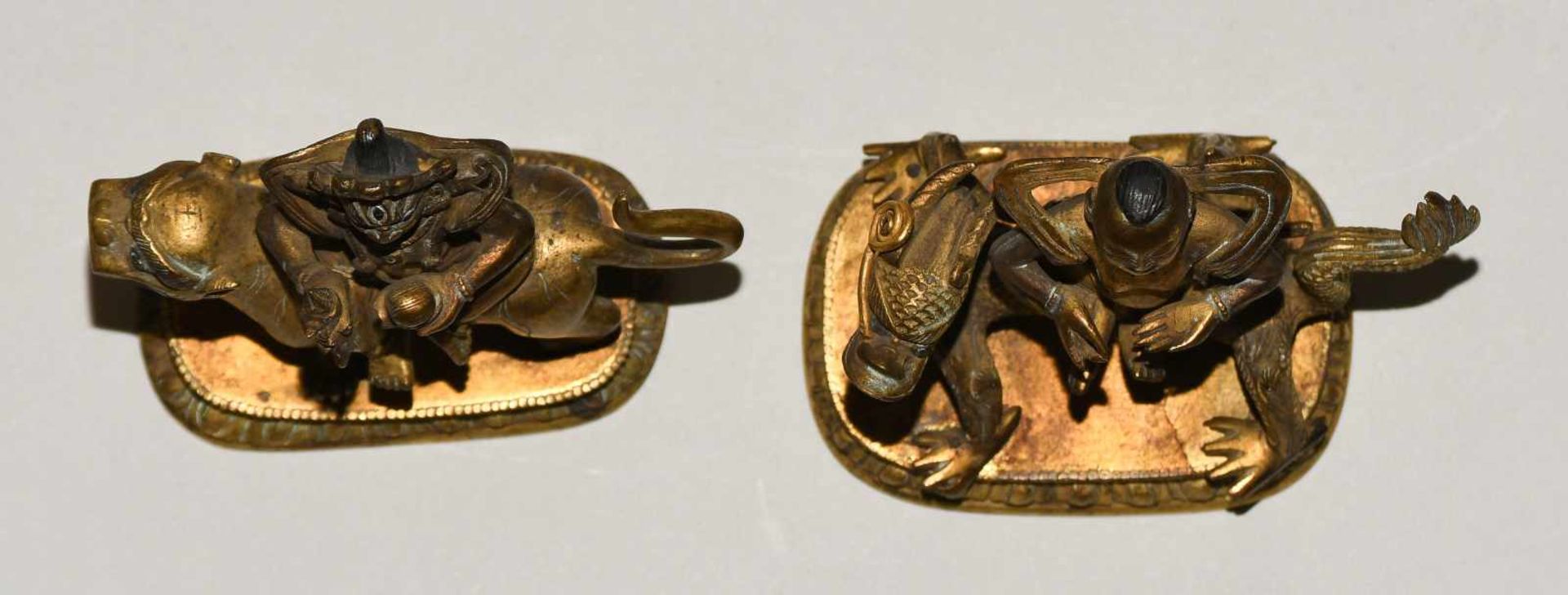 Lot: 2 kleine FigurenSinotibetisch. Feuervergoldete Bronze. Figur des Mahakalas sitzend auf einem - Bild 6 aus 7