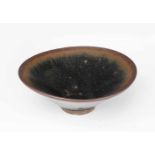 Teeschale mit TemmokuChina, wohl Song-Dynastie. Jianyao. Rotbraunes Steinzeug mit schwarz-brauner