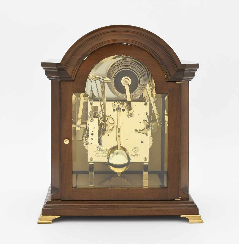 Bracket Clock KieningerDeutschland, 20.Jh. Allseitig verglastes Holzgehäuse auf vier vergoldeten - Image 2 of 2