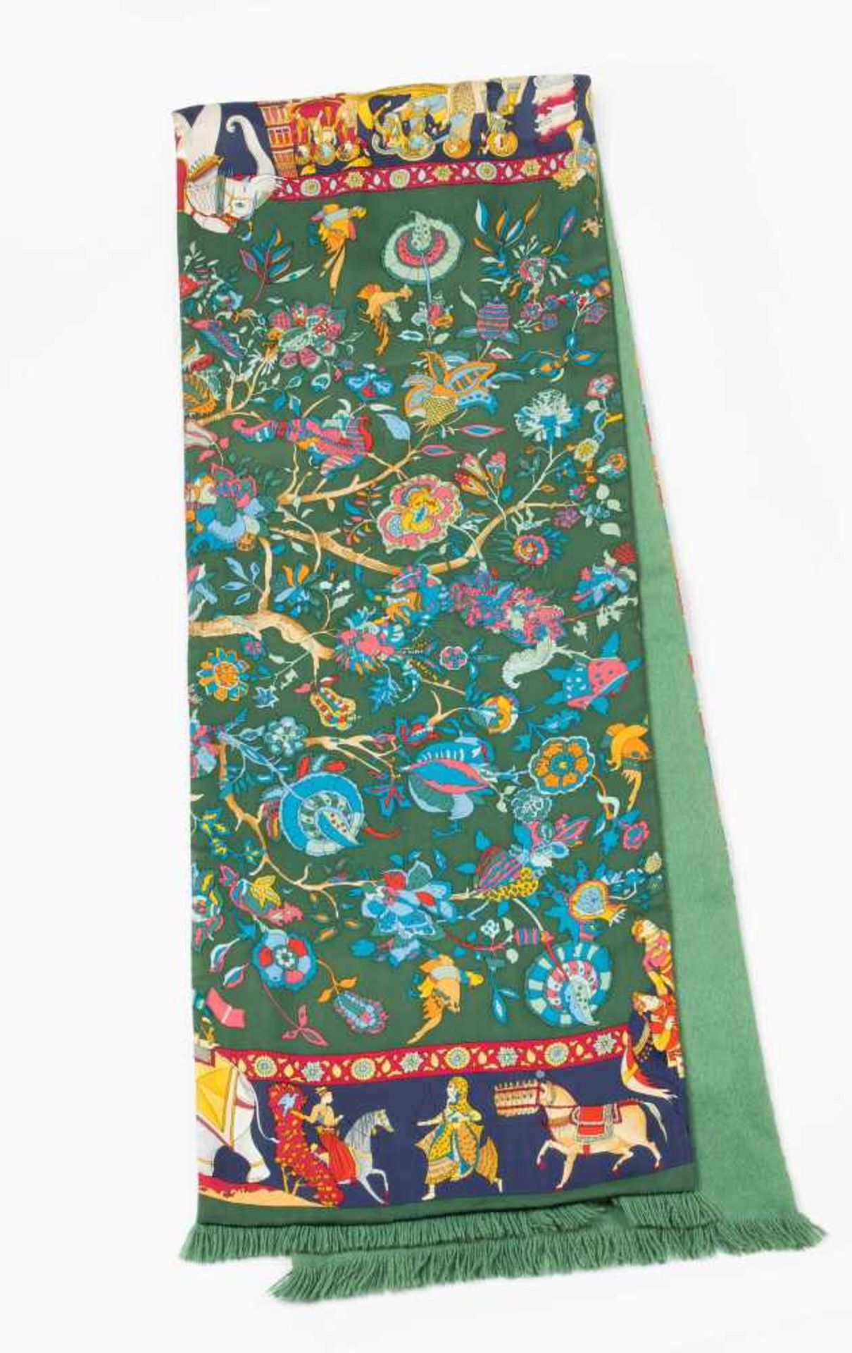 Hermès, SchalAus Angorawolle und Seide. Grün, mit bedruckten Blumenmotiven und Fransen. 170x30 cm. - Bild 3 aus 4