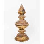 StupaBurma. Bronze mit Resten einer braunen Fassung und Vergoldung. Fünfteilige Stupa, der Abschluss