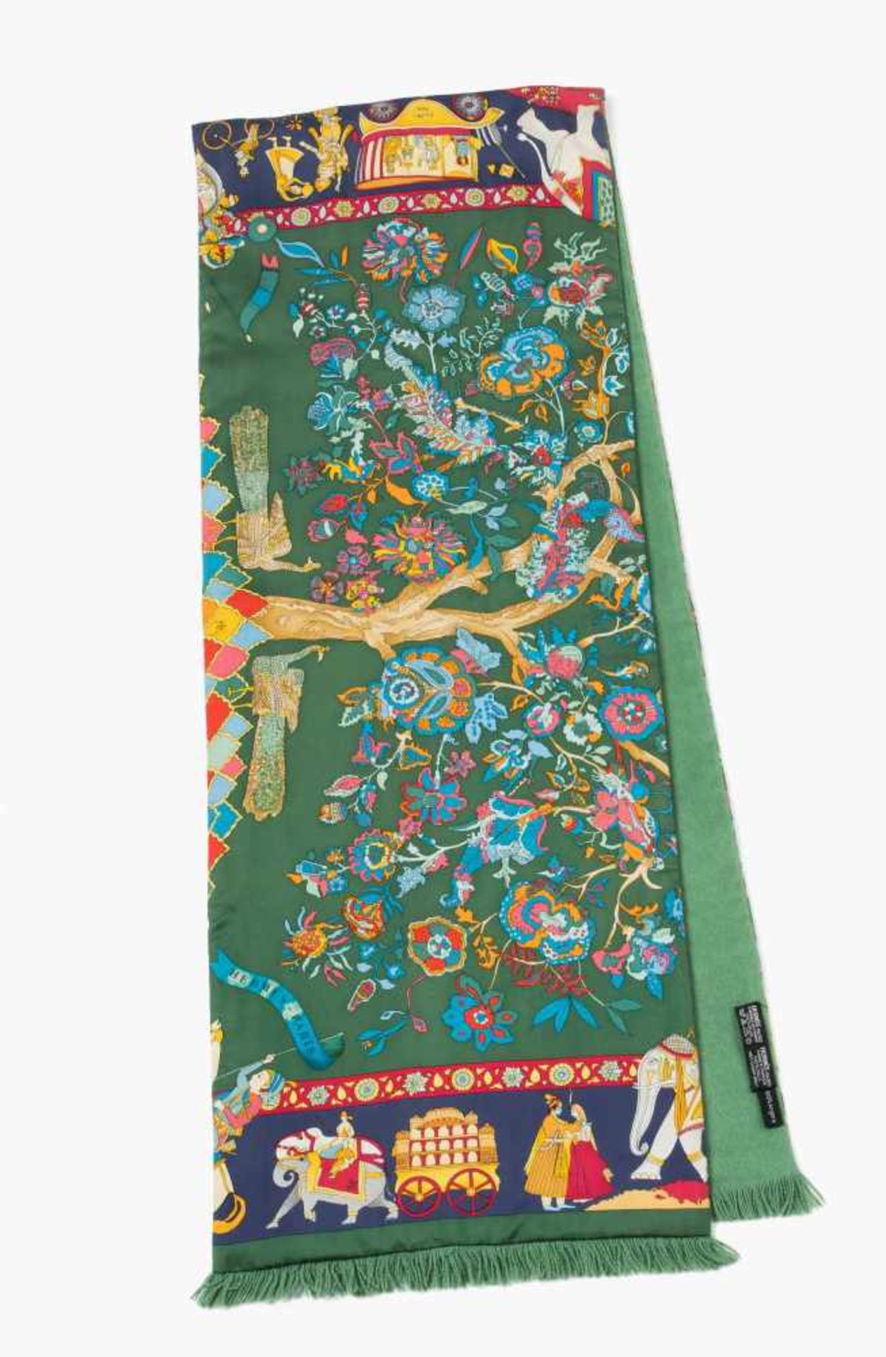 Hermès, SchalAus Angorawolle und Seide. Grün, mit bedruckten Blumenmotiven und Fransen. 170x30 cm. - Bild 2 aus 4