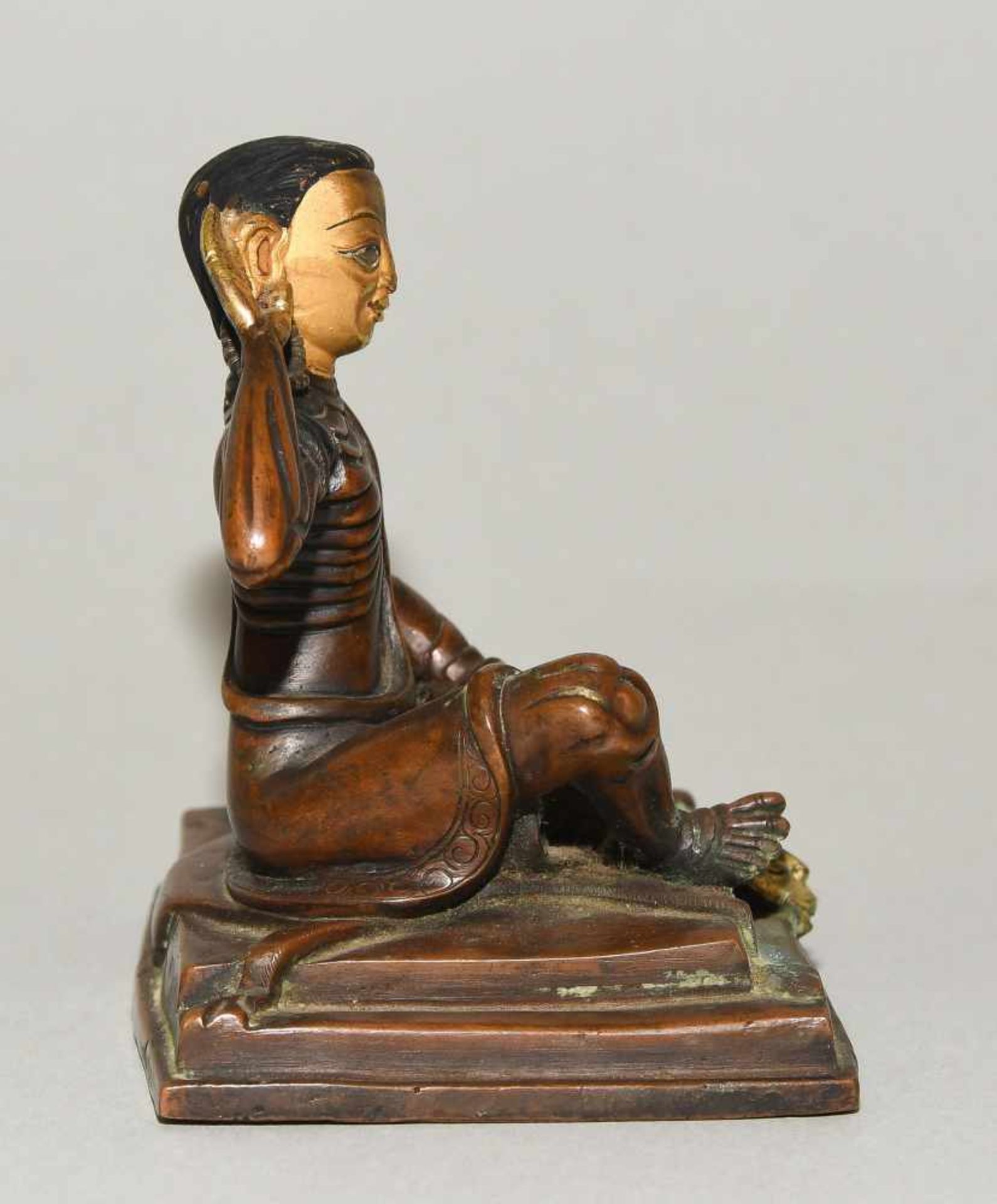 Figur des MilarepaNepal, 20.Jh. Bronze, teilvergoldet. Figur des Gurus Milarepa in seiner - Bild 5 aus 7