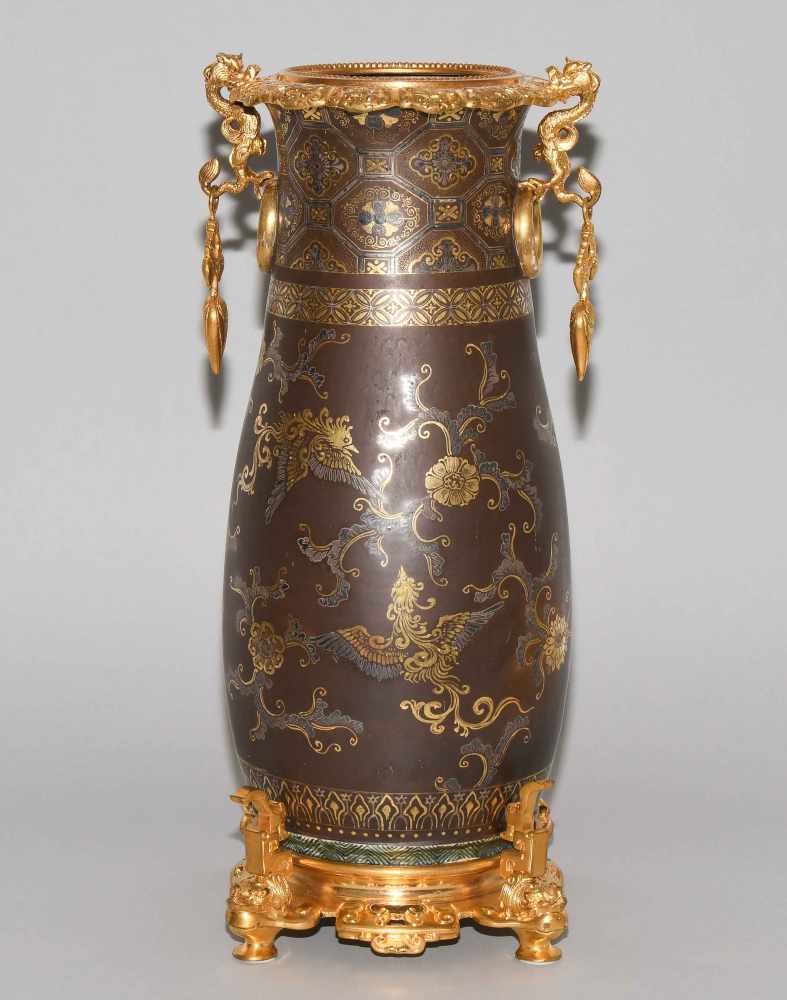 PrunkvaseJapan, um 1900. Kutani. Bronze-imitierender floraler 'Kinrande'-Dekor mit Phönixen. - Image 14 of 20