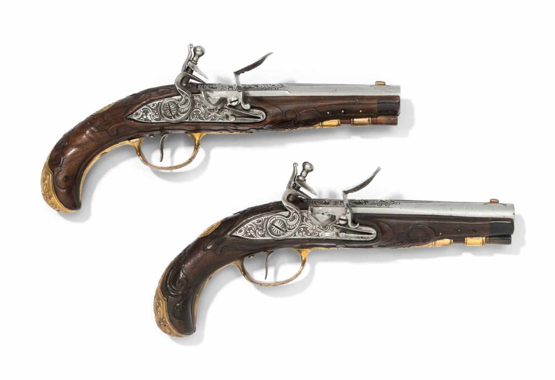 1 Paar SteinschlosspistolenRegensburg, um 1790. Rundläufe, Kal. 12mm, Spinnenkorne aus Messing,
