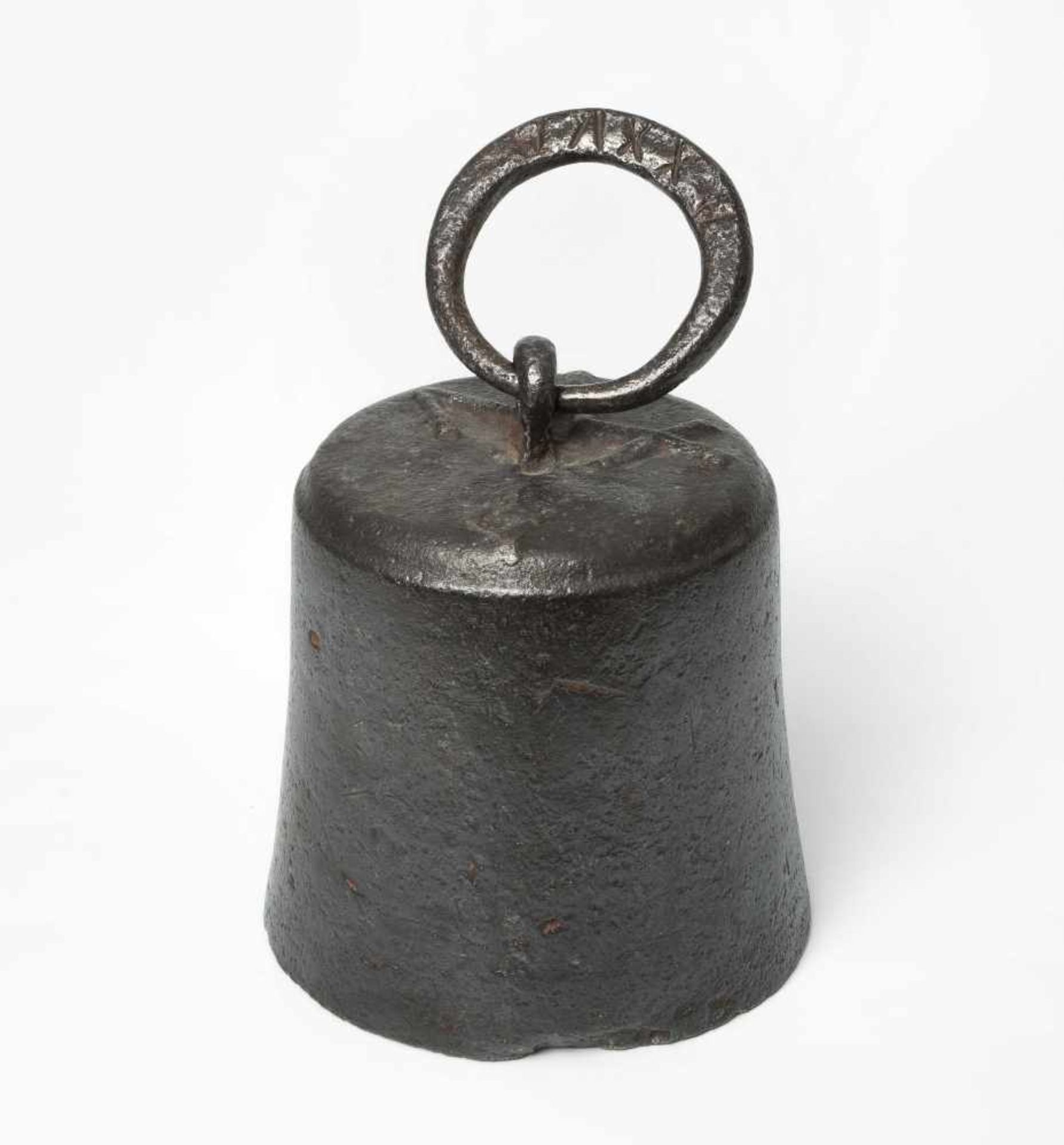 Grosses GewichtSchweiz, Kanton Aargau, um 1800. Eisen. Glockenförmig, mit Tragring. Gemarkt: "XXV"