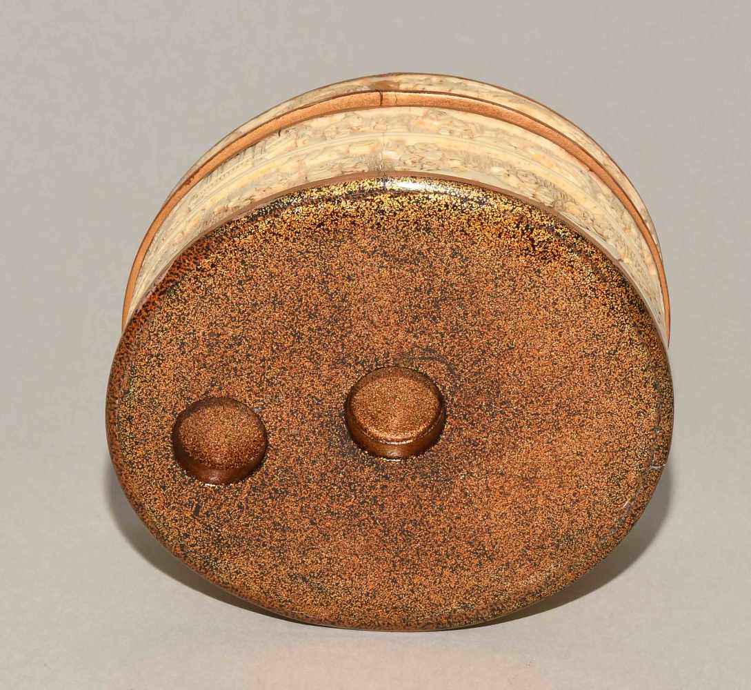 Deckeldose (kobako)Japan, 1.Hälfte 20.Jh. Elfenbein und Lack. Abschnitt eines Elfenbeinzahns. Deckel - Image 7 of 15