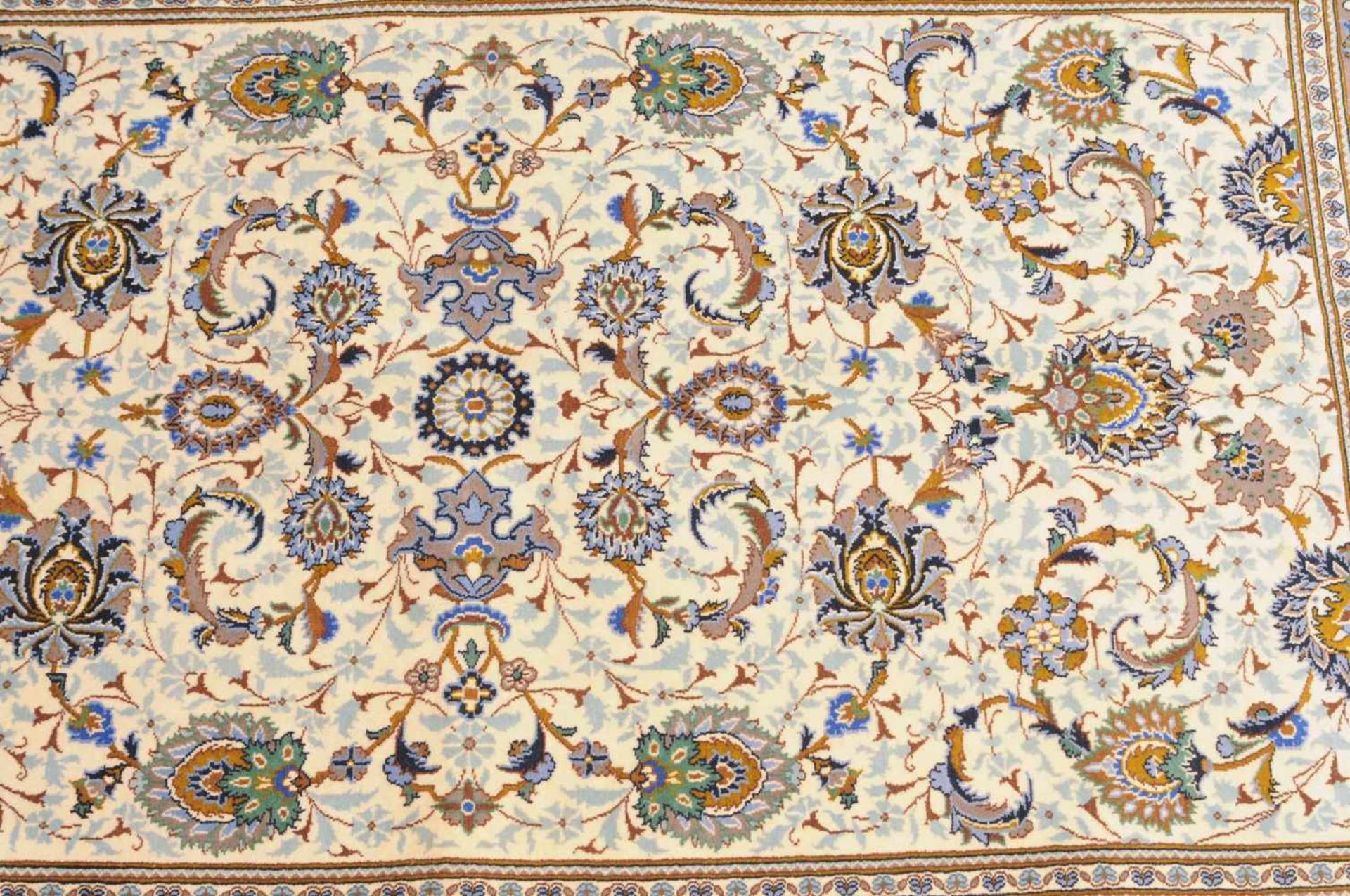 KashanZ-Persien, um 1960. Weisses, durchgehend mit Blütenmotiven und Blattranken in unendlichem - Bild 11 aus 11