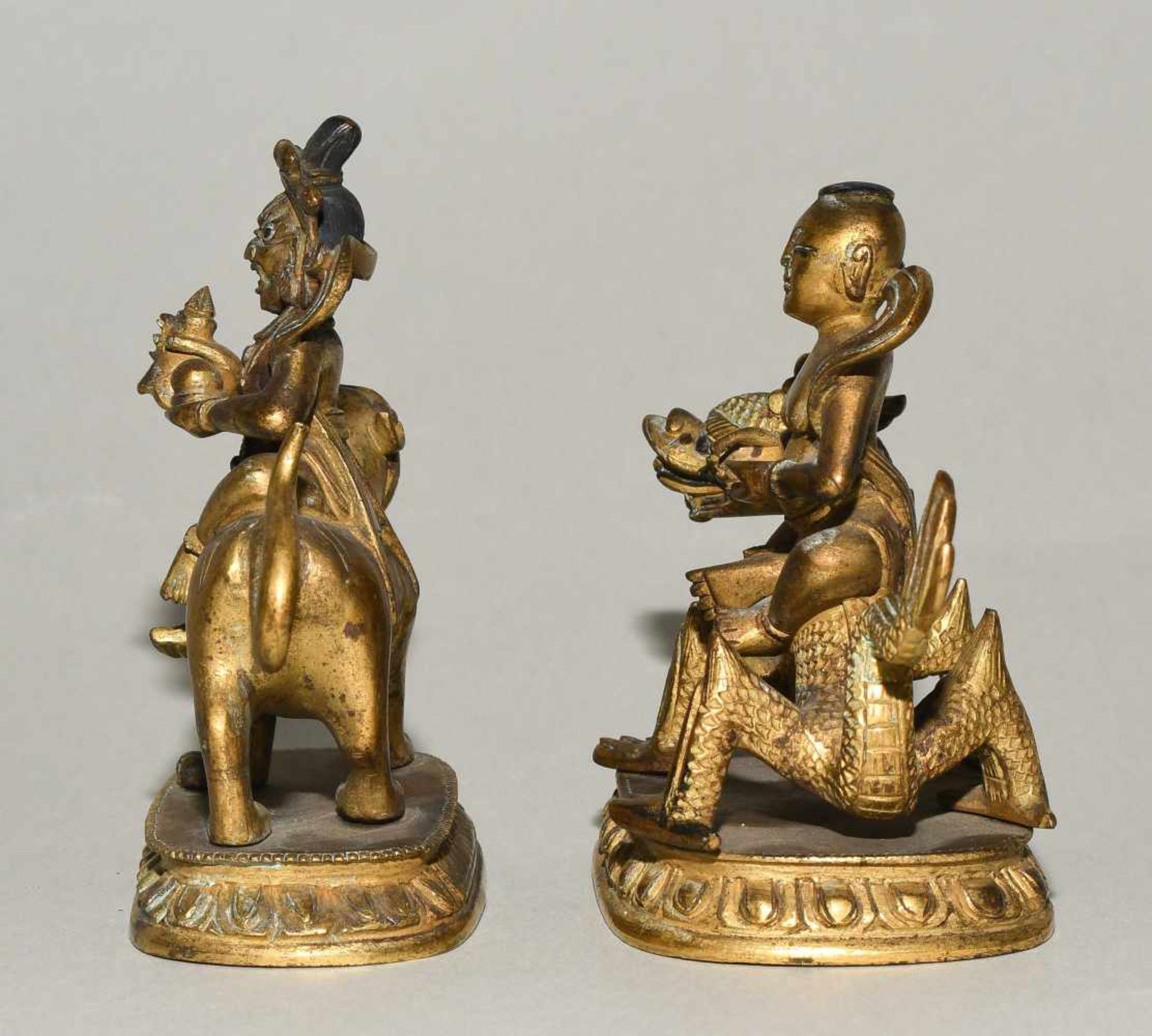 Lot: 2 kleine FigurenSinotibetisch. Feuervergoldete Bronze. Figur des Mahakalas sitzend auf einem - Bild 3 aus 7