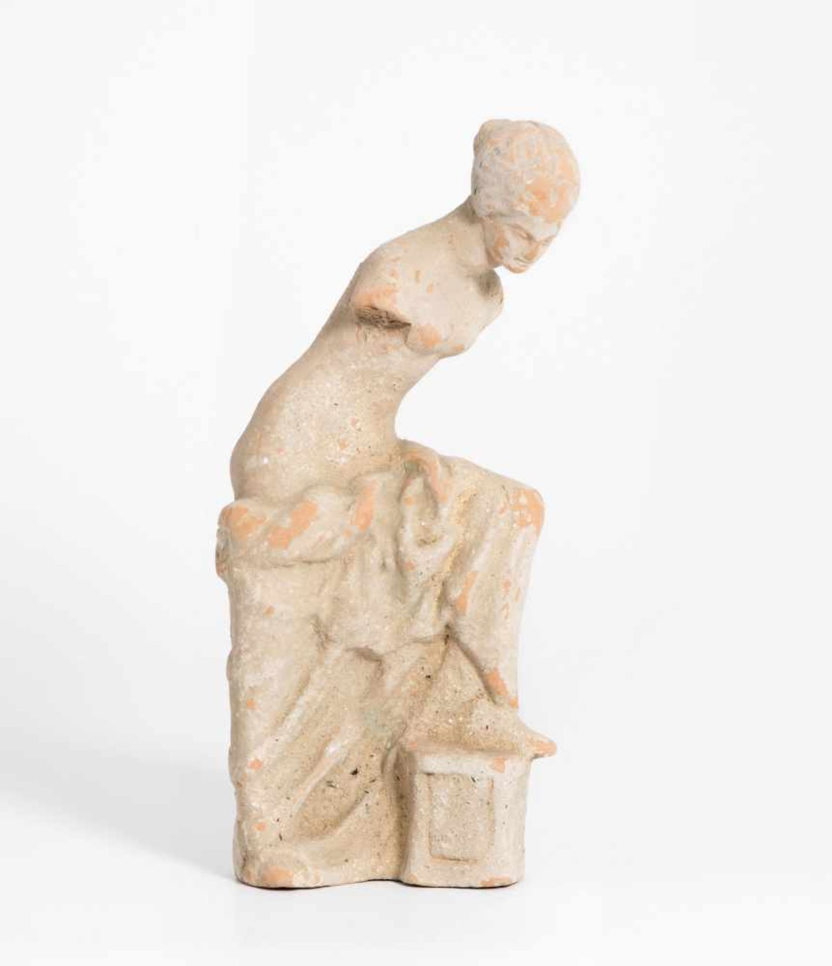 Statuette der AphroditeGriechisch, 3.Jh. v.C. Terrakotta. Nach vorne lehnende Aphrodite, den